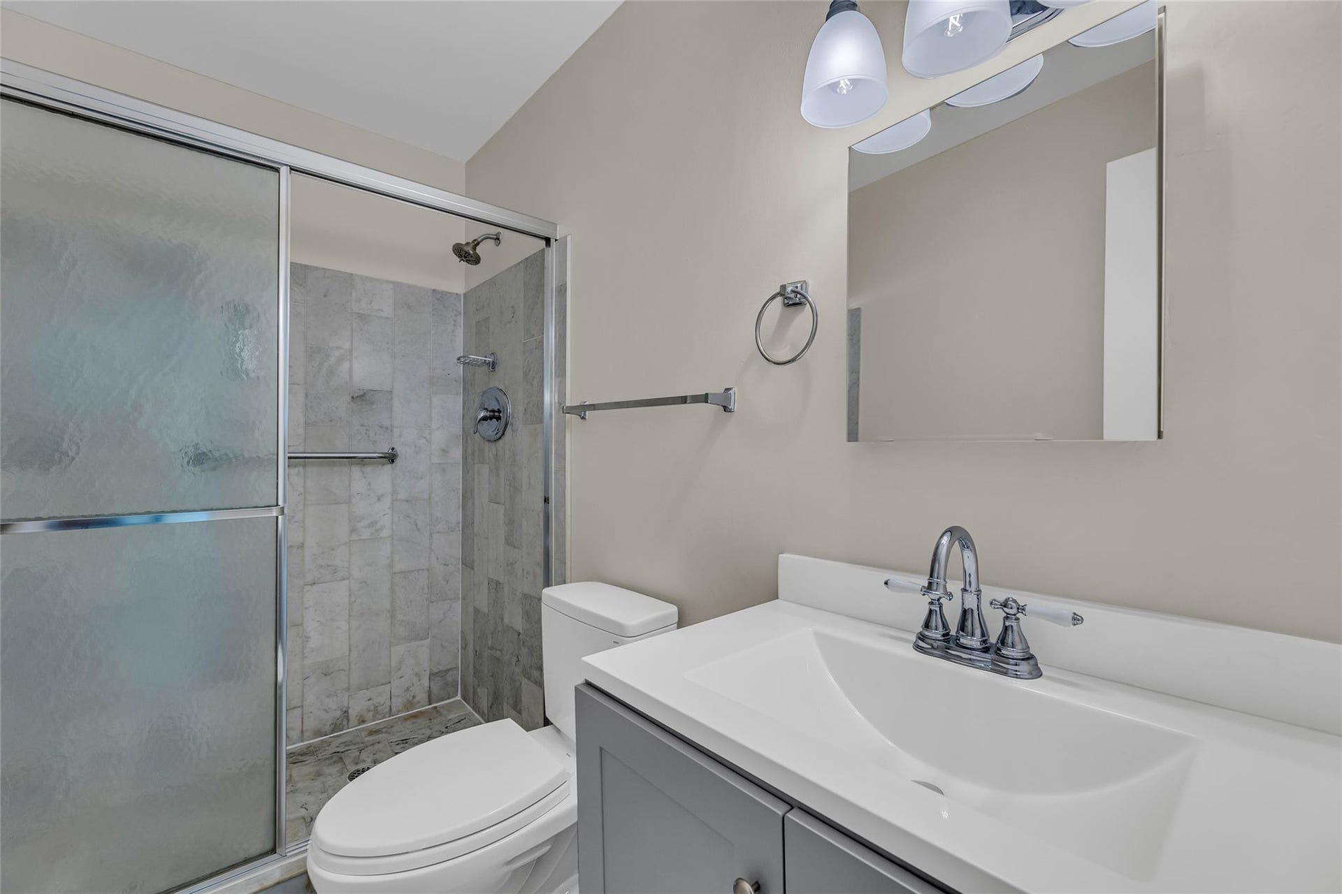 Secondary Bathroom with shower