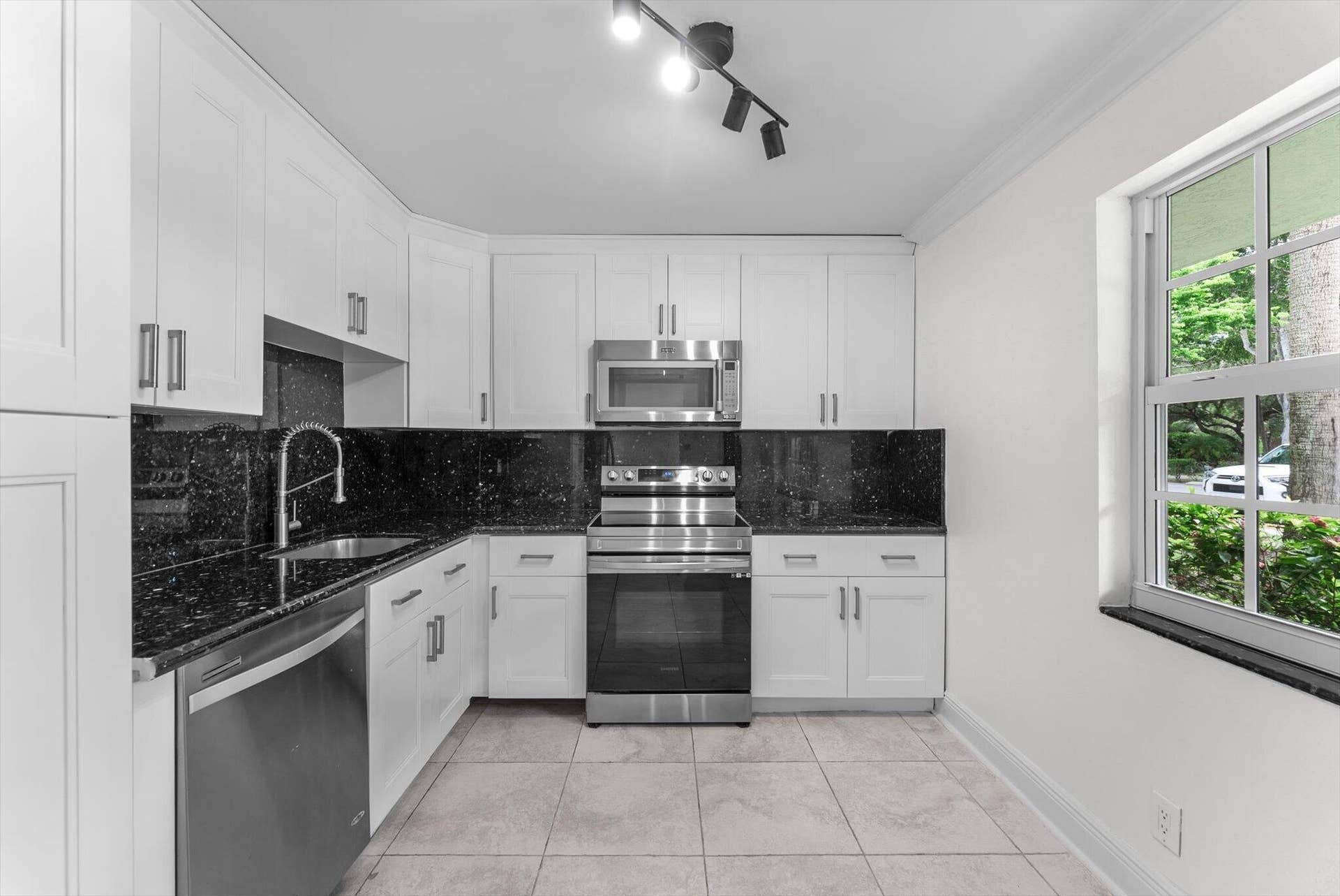 4240 OAKS Terrace, #103, Pompano Beach, Pompano Beach, FL 33069 10-10
