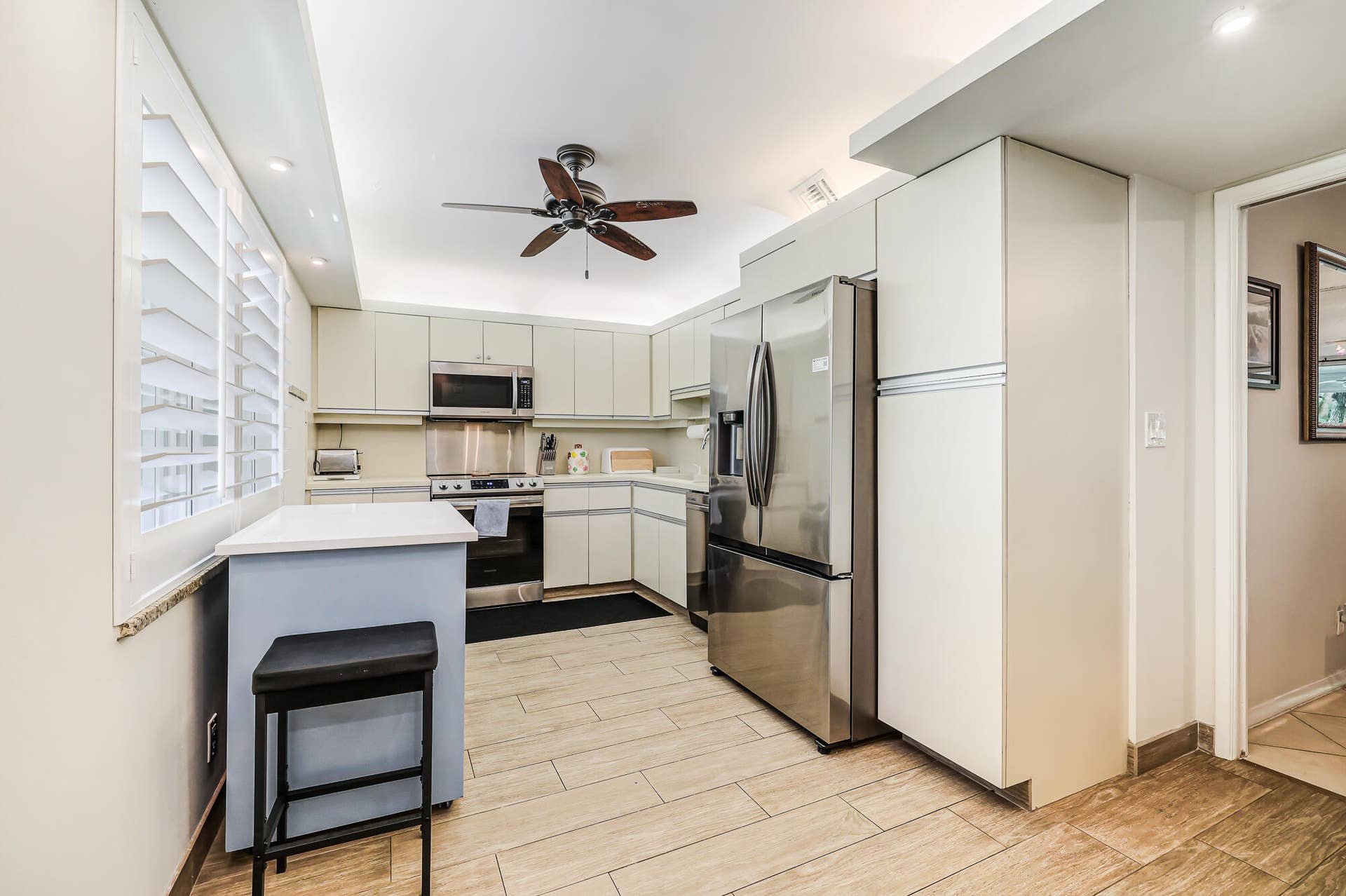 Kitchen w/ss appliances