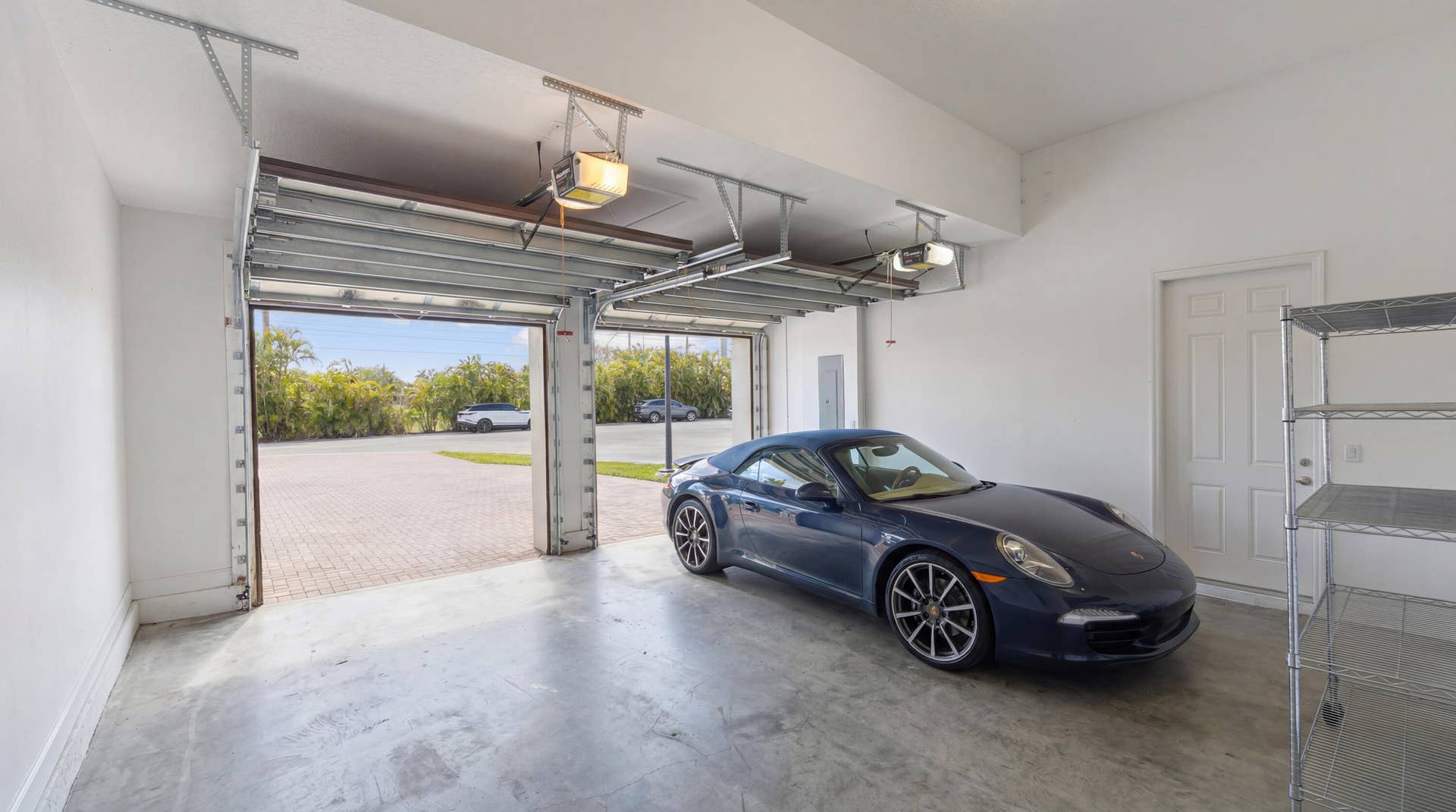 3644 GARAGE CEAN STAGED