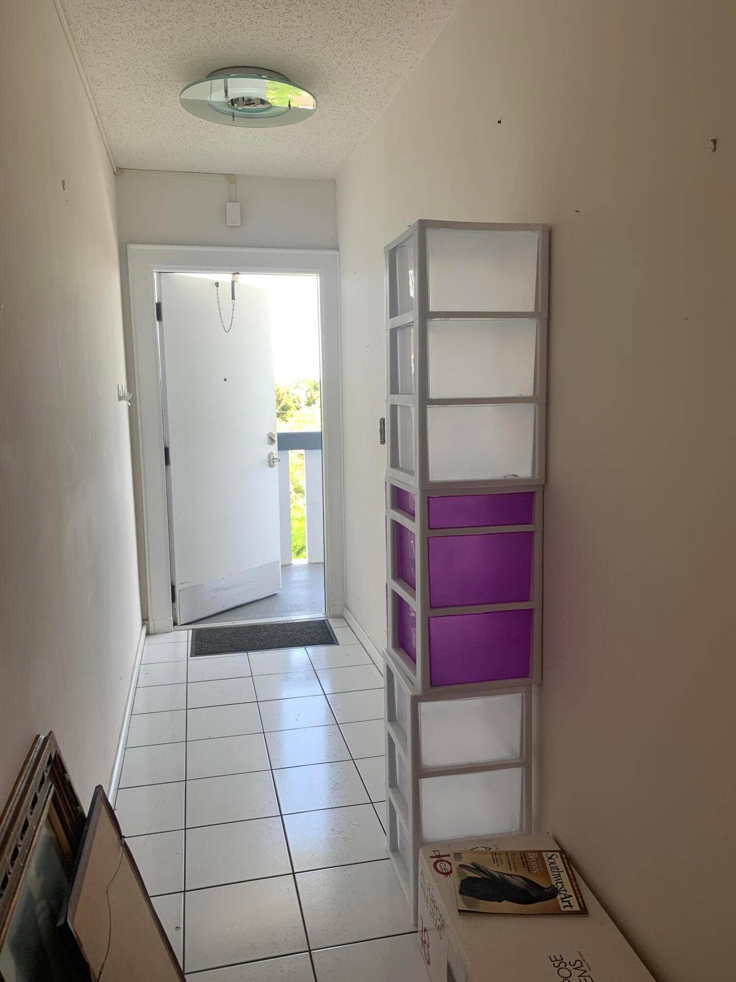 Foyer (non-existent in regular size 2-bedrooms)