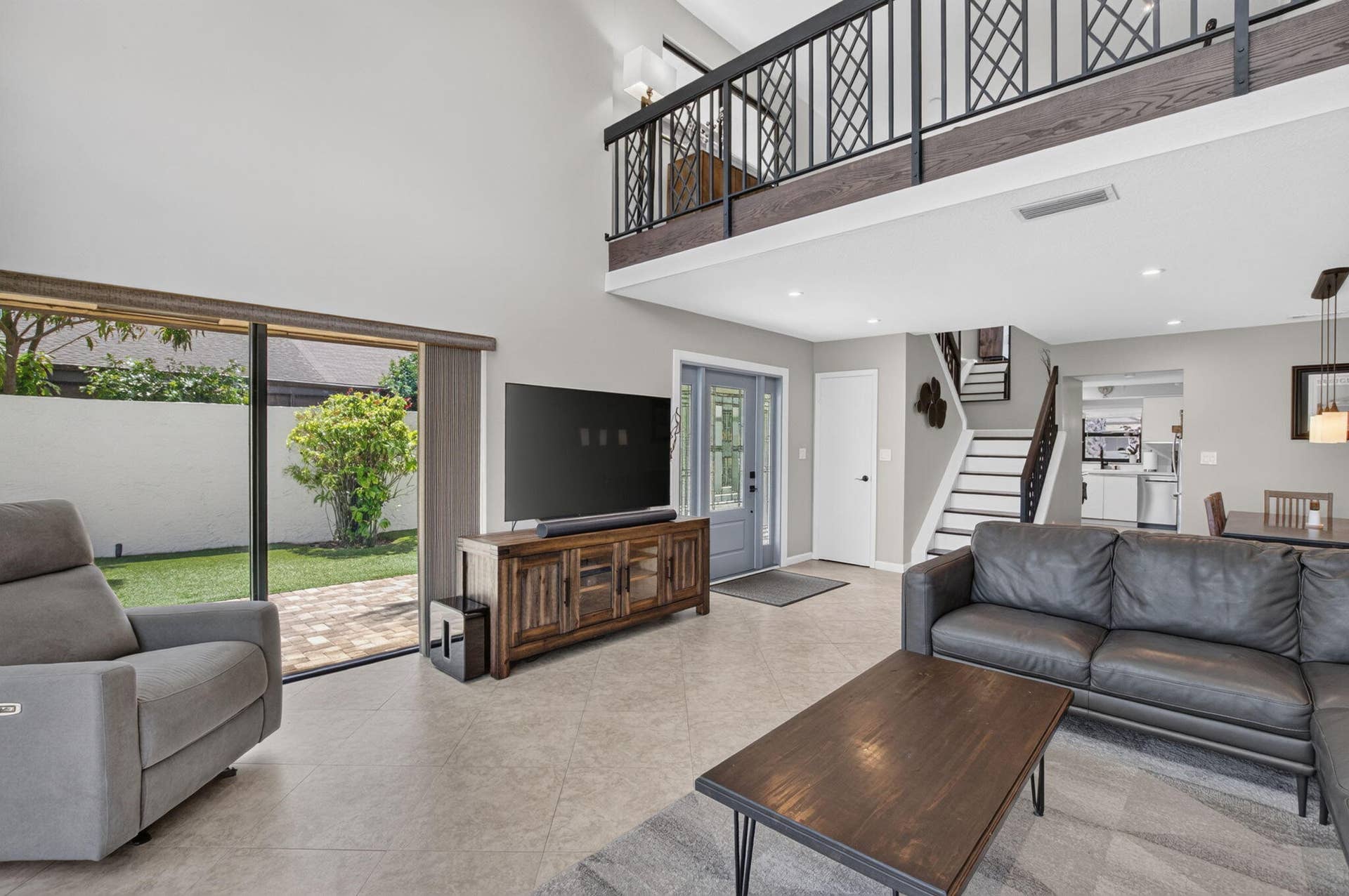 2833 SW 6th Street, Delray Beach, FL 33445 Living Room - 2833 SW 6 St., Delray Bch