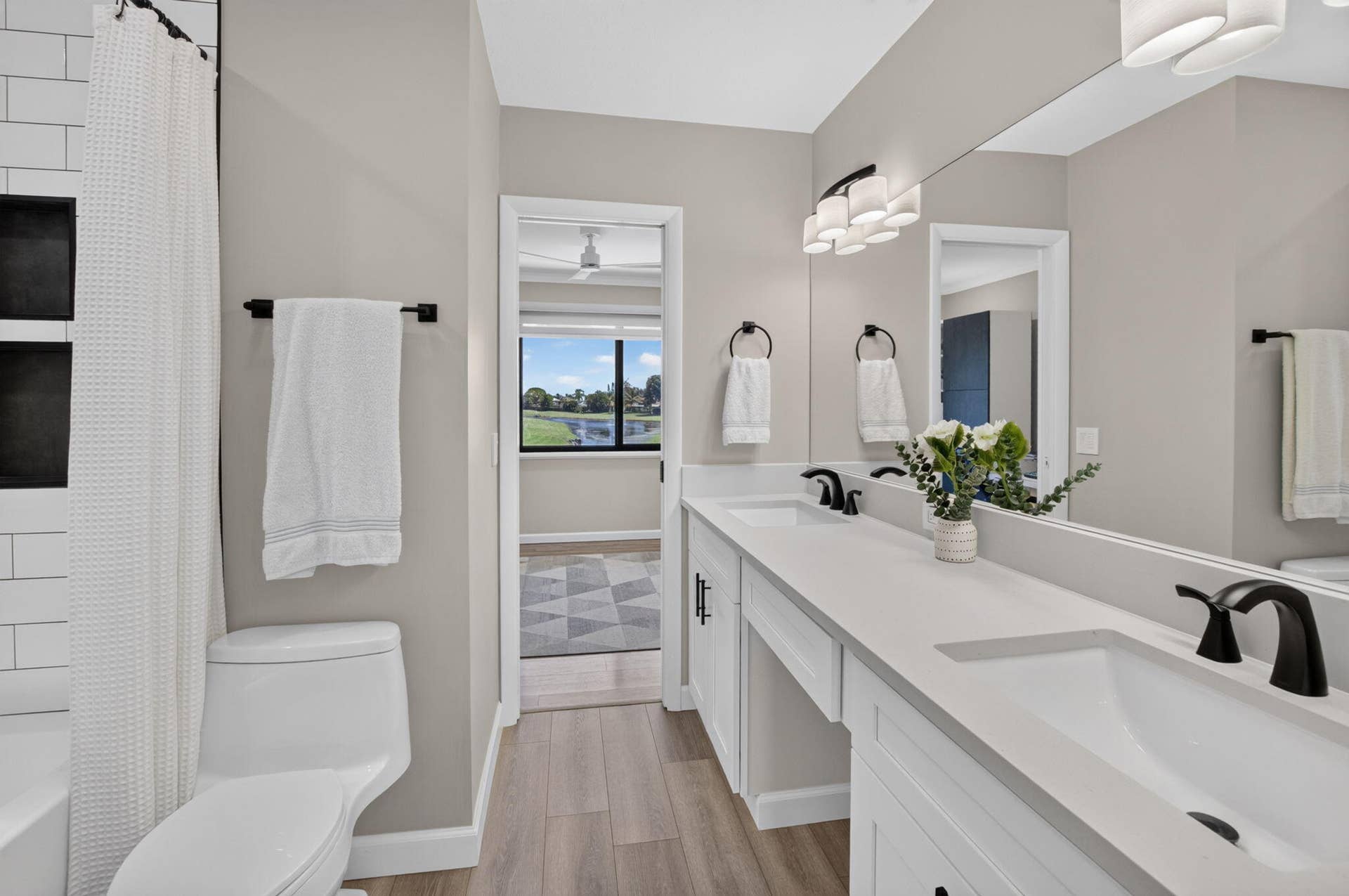 2833 SW 6th Street, Delray Beach, FL 33445 Jack and Jill Bath - 2833 SW 6 St.