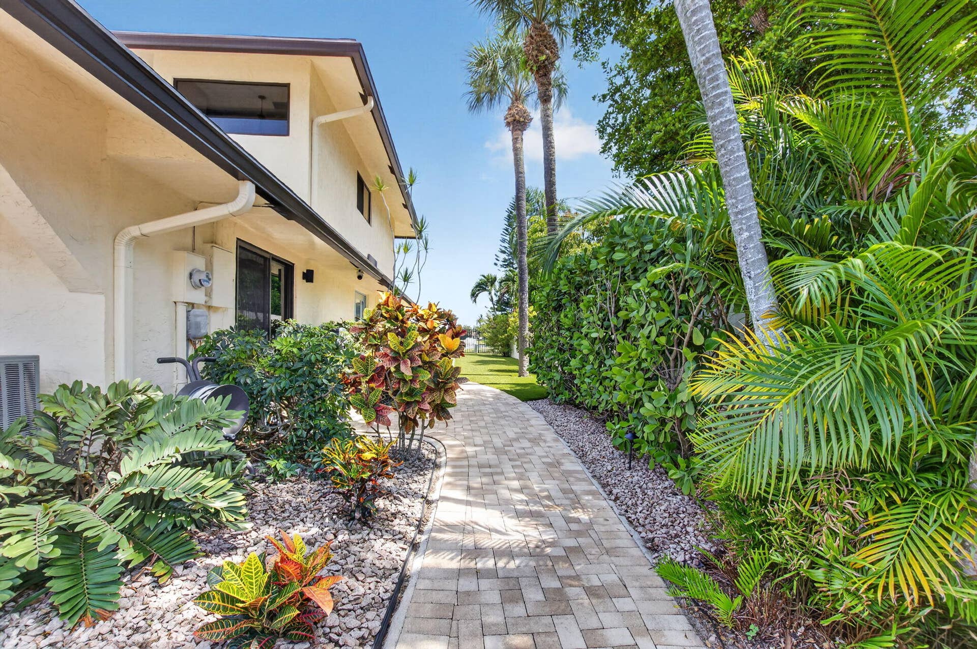 2833 SW 6th Street, Delray Beach, FL 33445 Walkway - 2833 SW 6 St., Delray Bch