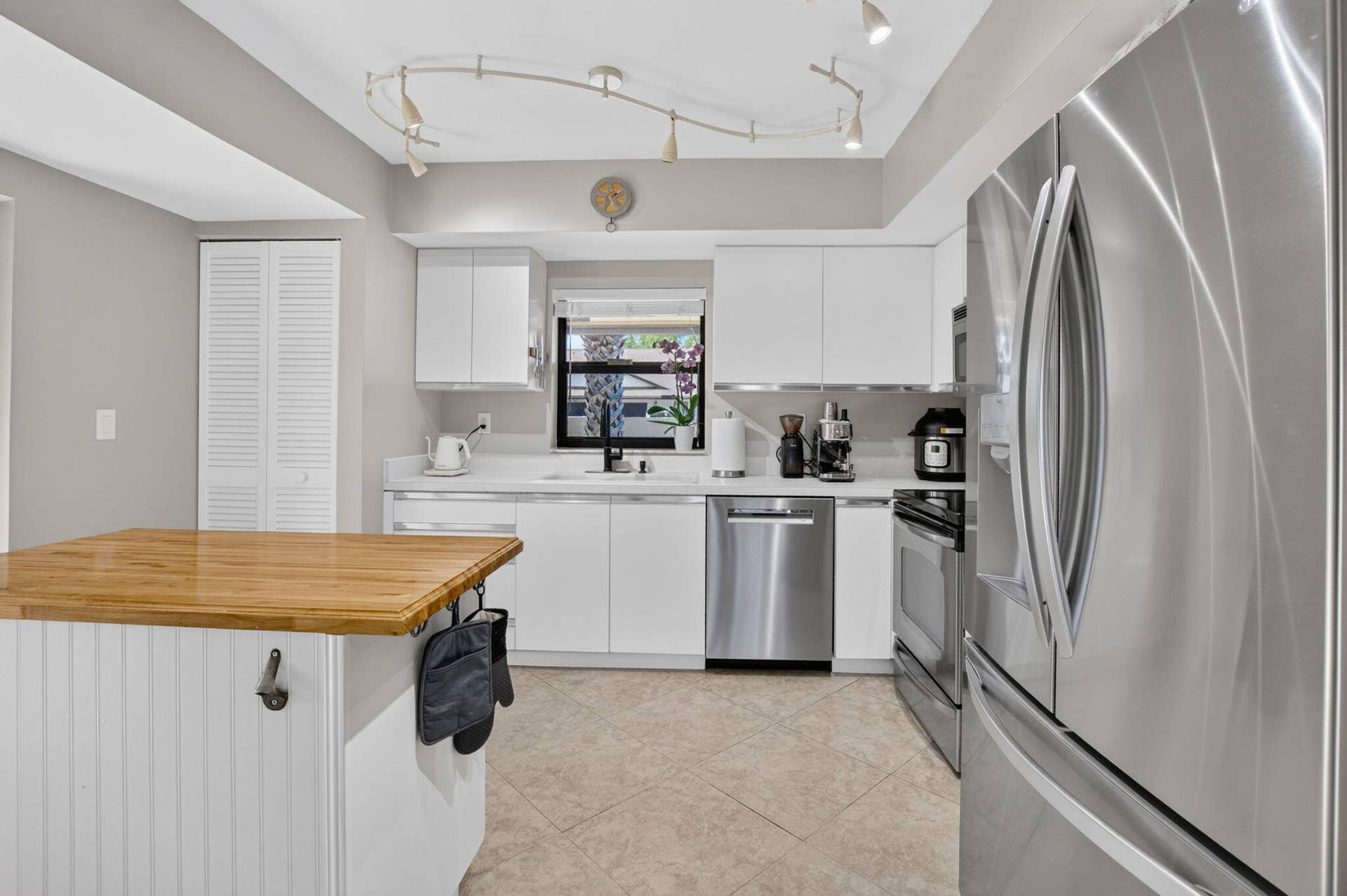 2833 SW 6th Street, Delray Beach, FL 33445 Kitchen - 2833 SW 6 St., Delray Bch