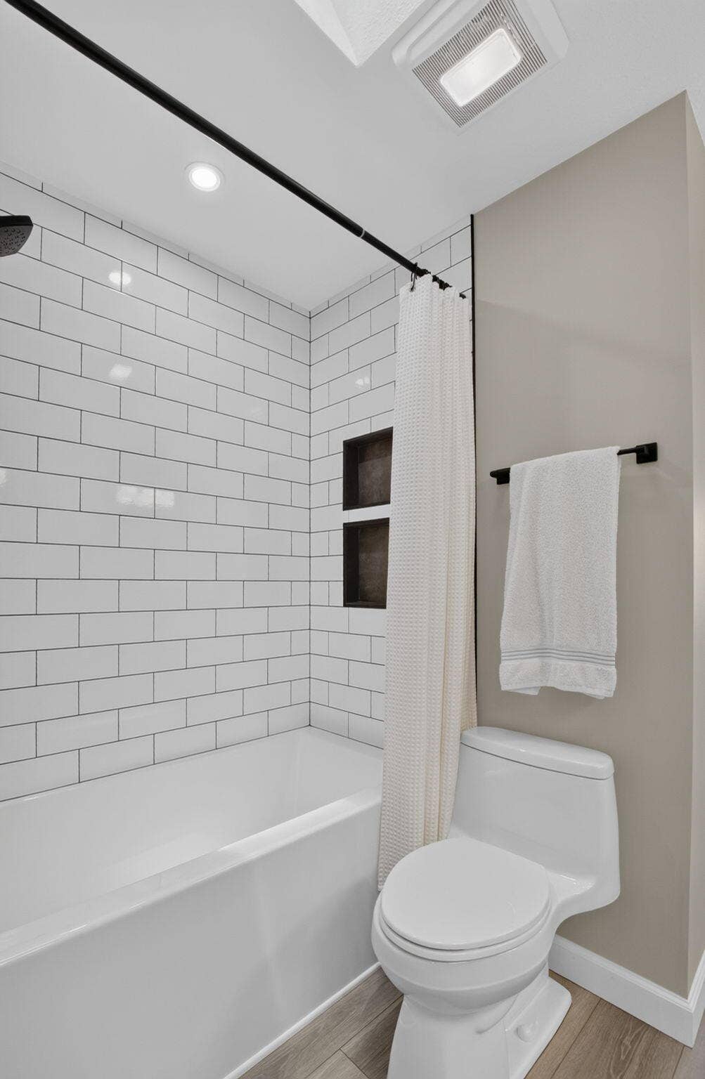 2833 SW 6th Street, Delray Beach, FL 33445 Jack and Jill Bath - 2833 SW 6 St.