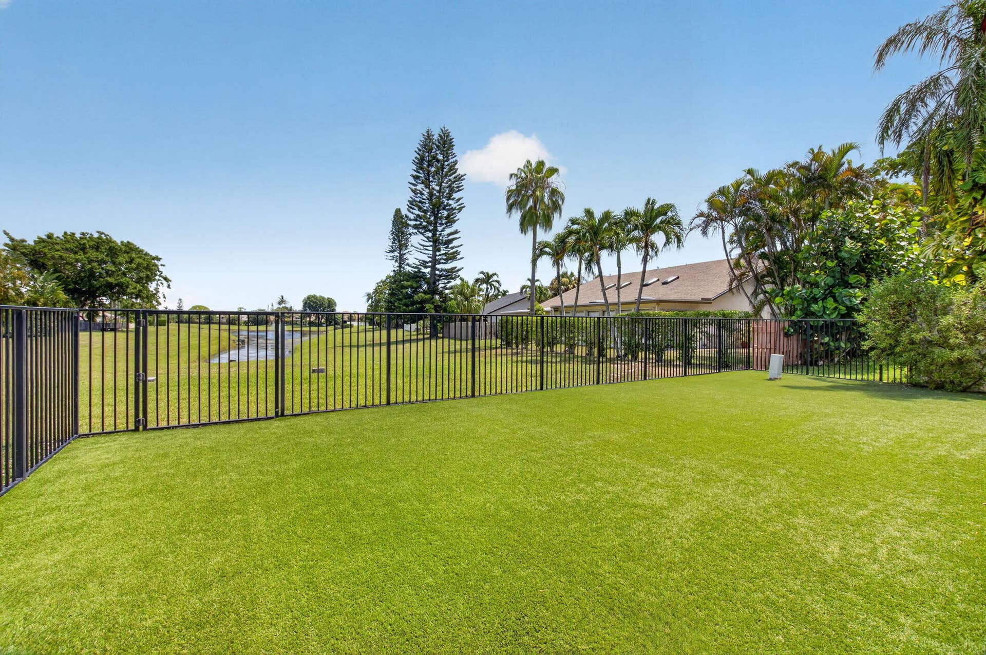 2833 SW 6th Street, Delray Beach, FL 33445 Yard - 2833 SW 6 St.