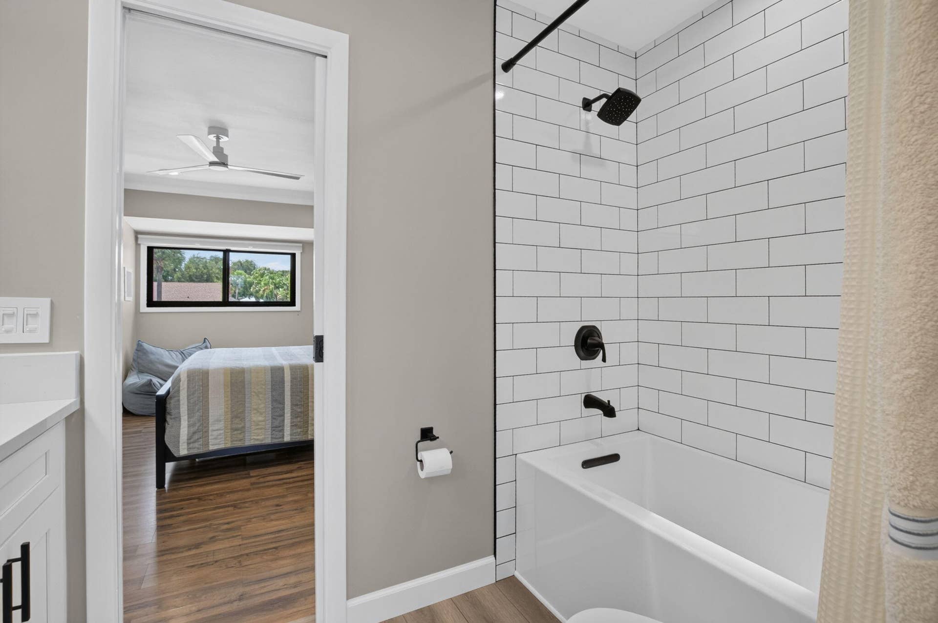 2833 SW 6th Street, Delray Beach, FL 33445 Jack and Jill Bath - 2833 SW 6 St.