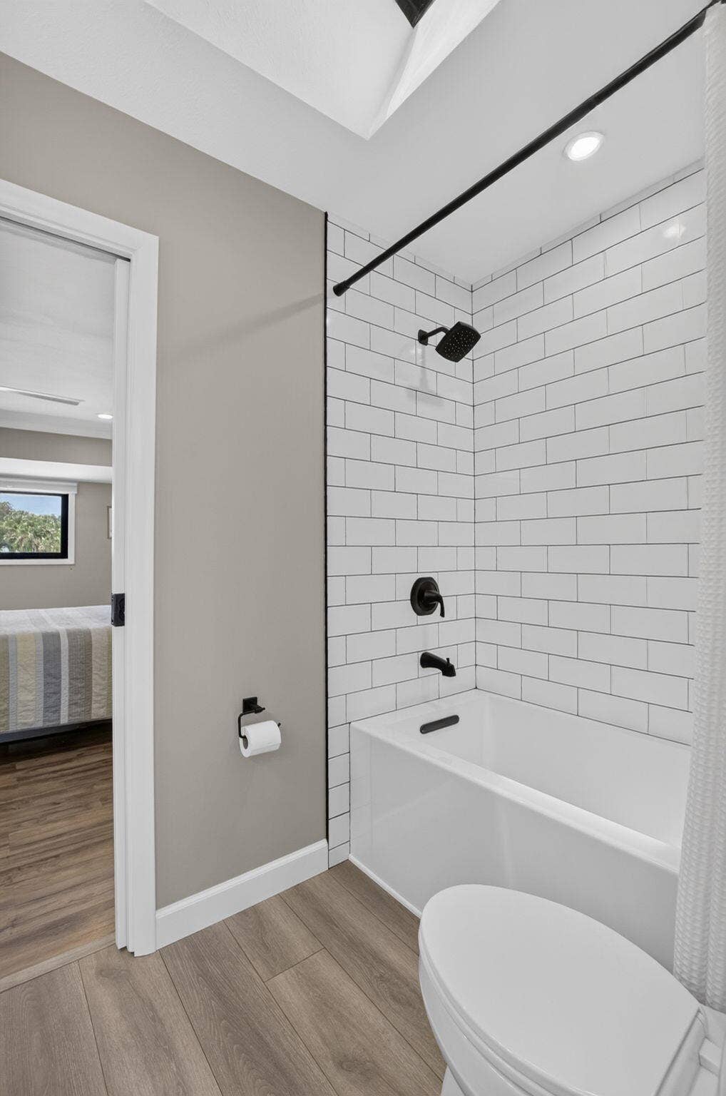 2833 SW 6th Street, Delray Beach, FL 33445 Jack and Jill Bath - 2833 SW 6 St.