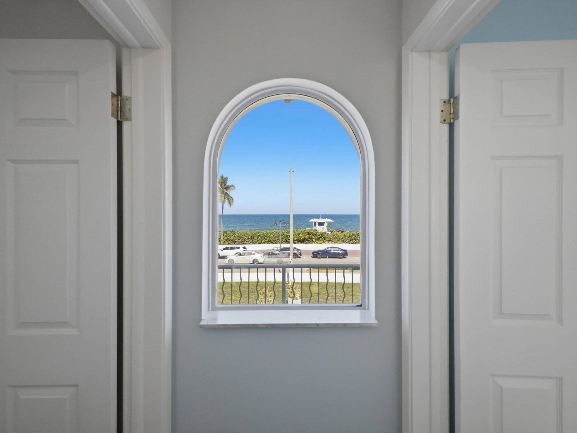 1735 N FORT LAUDERDALE BEACH Boulevard, Fort Lauderdale, FL 33305 Hallway Window to Ocean