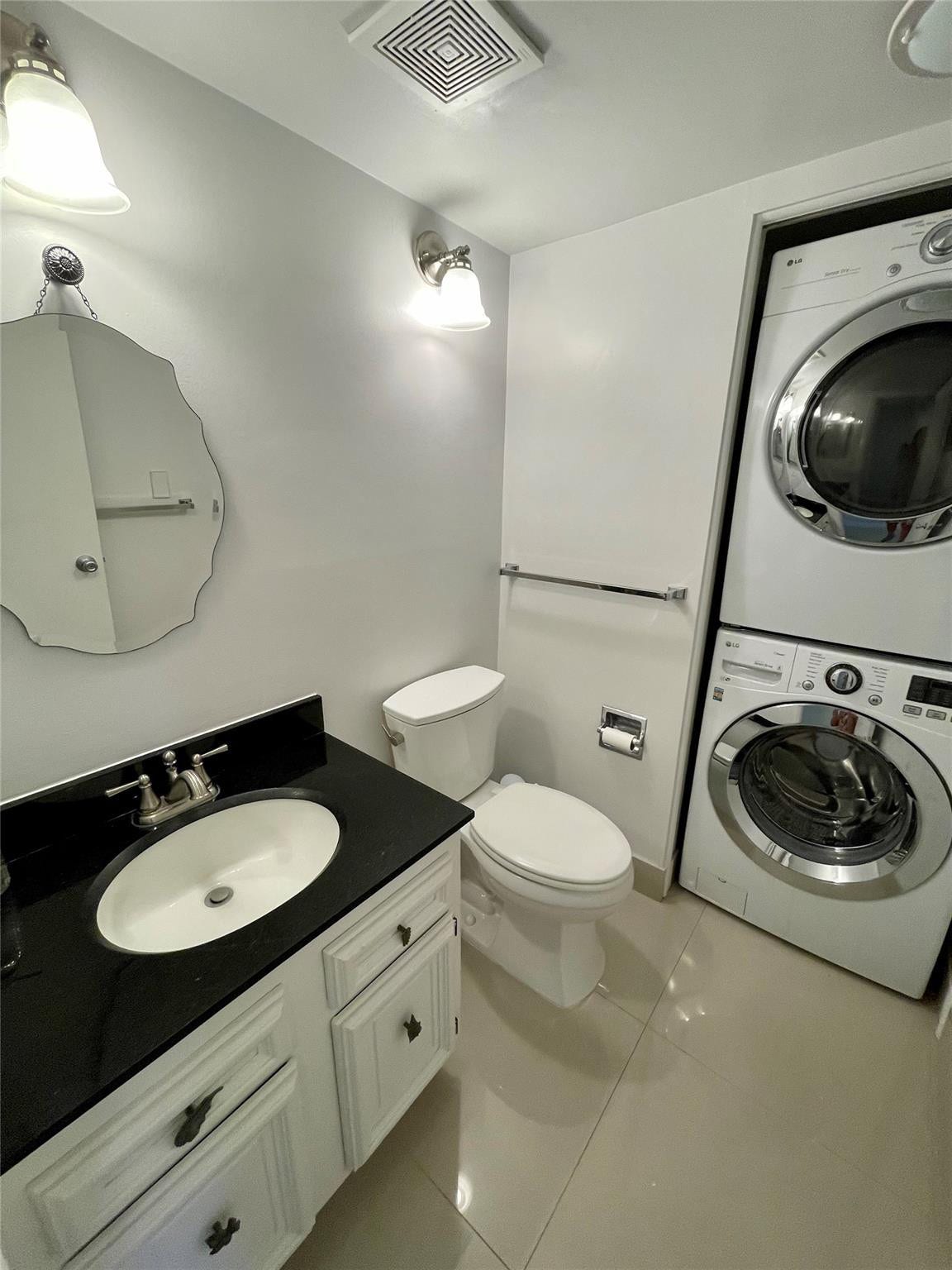 1/2 bath w/W/D