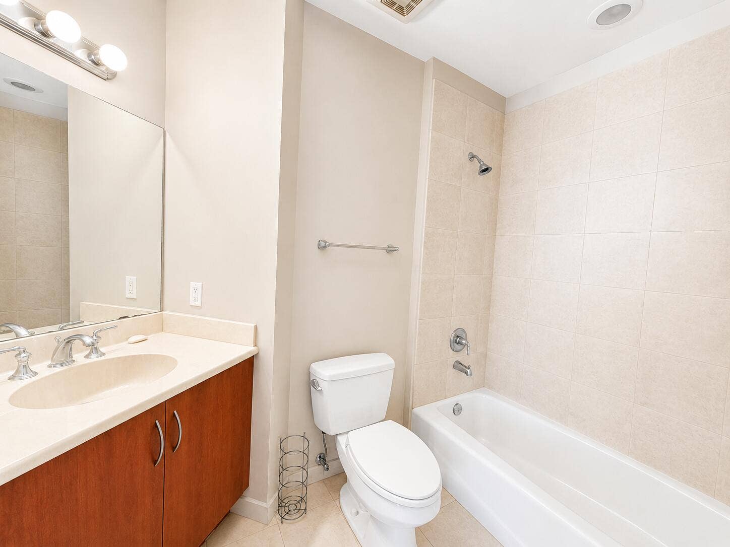 2625 NE 14th Avenue NE, #406, Wilton Manors, FL 33334 Guest bathroom