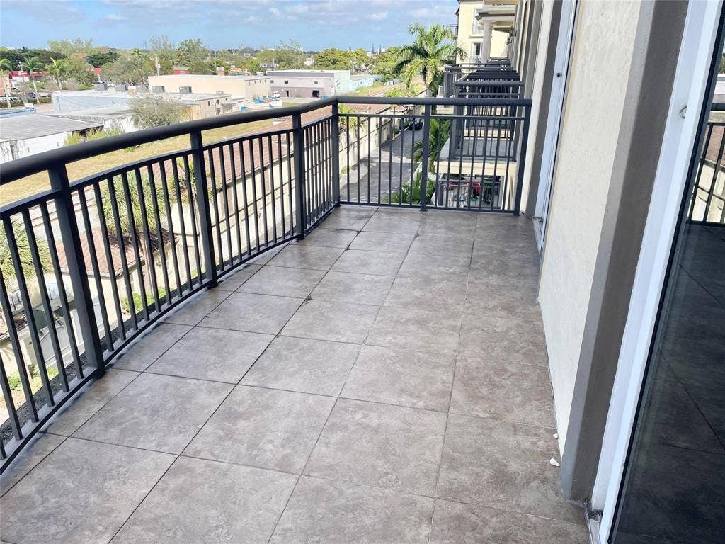 2625 NE 14th Avenue NE, #406, Wilton Manors, FL 33334 Stock balcony