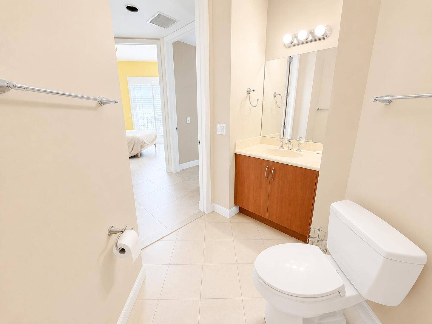 2625 NE 14th Avenue NE, #406, Wilton Manors, FL 33334 Guest bathroom