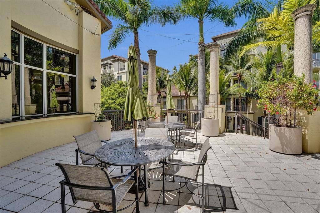 2625 NE 14th Avenue NE, #406, Wilton Manors, FL 33334 Gathering area