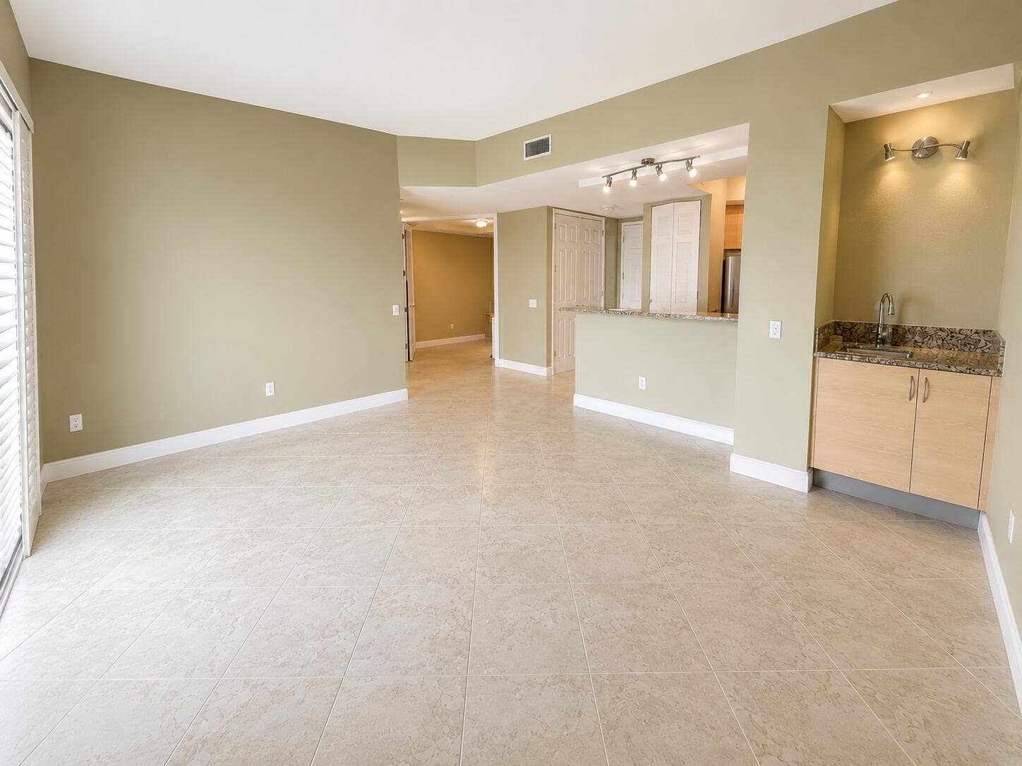 2625 NE 14th Avenue NE, #406, Wilton Manors, FL 33334 Living area with wet bar