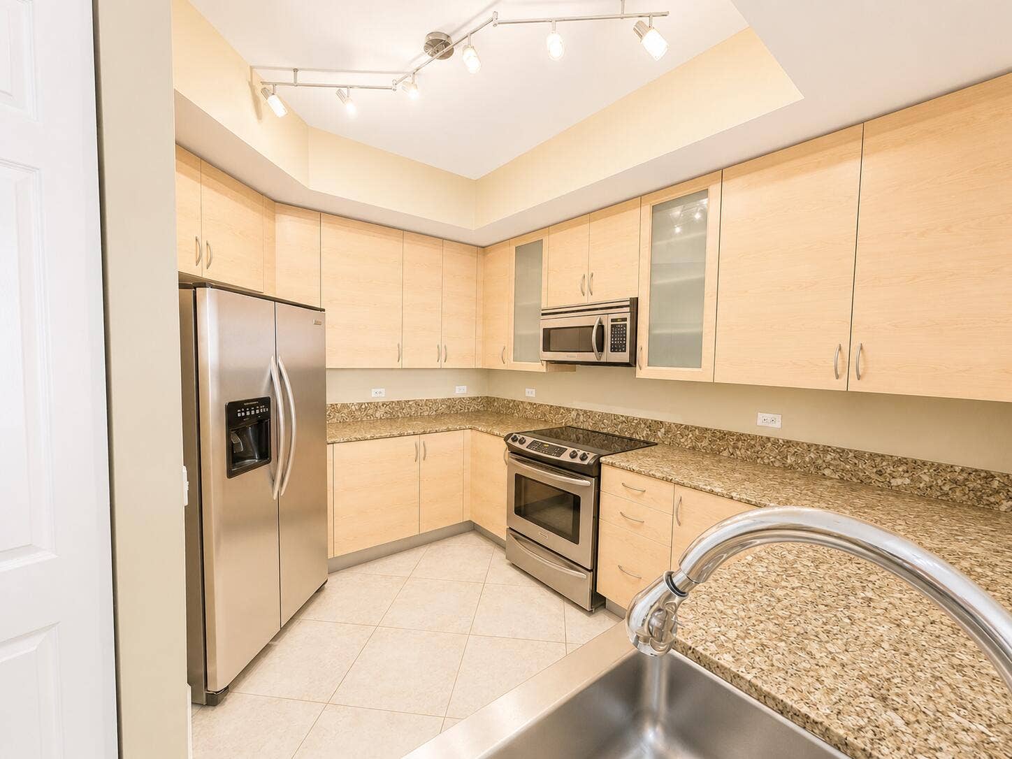 2625 NE 14th Avenue NE, #406, Wilton Manors, FL 33334 Kitchen