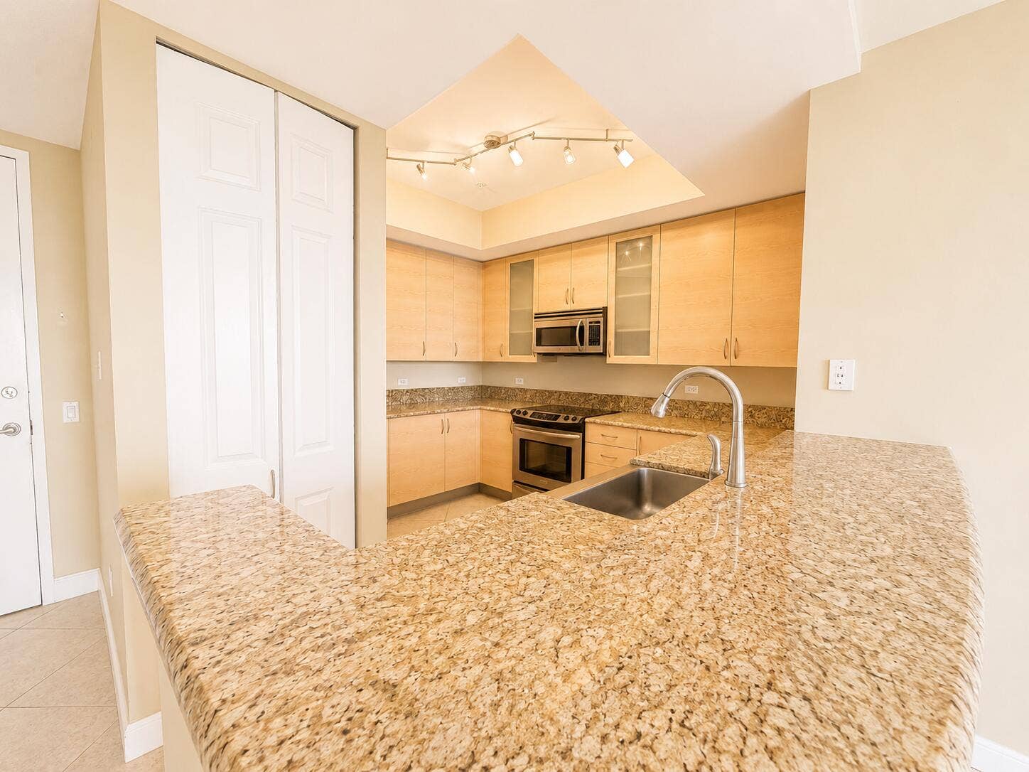 2625 NE 14th Avenue NE, #406, Wilton Manors, FL 33334 Kitchen