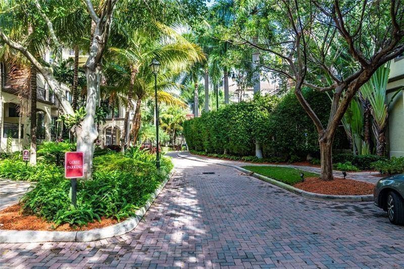 2625 NE 14th Avenue NE, #406, Wilton Manors, FL 33334 Main promenade