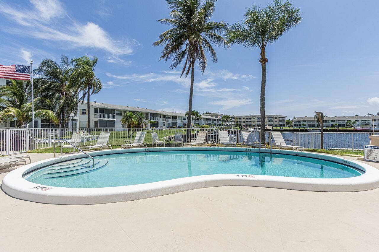298 SE 6th Avenue, #18, Pompano Beach, FL 33060 lakeshore pool