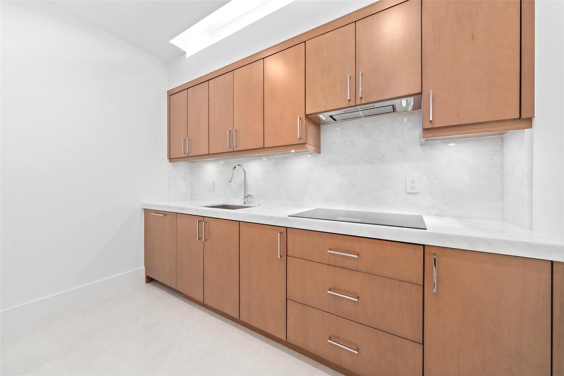 Fully Equipped Butlers Kitchen with Dishwasher and Cooktop