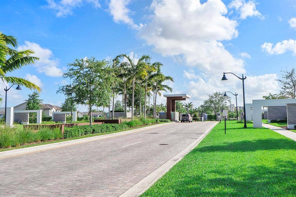 4601 Pinehurst Trail E, Oakland Park, FL 33309 Grand gated entrance