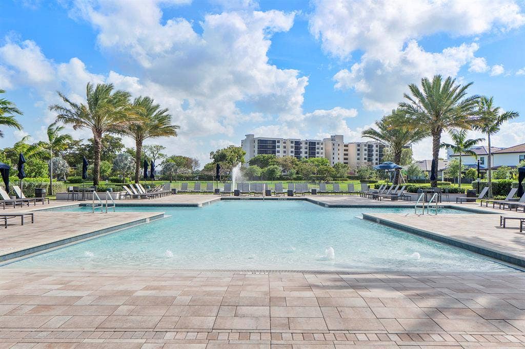 4601 Pinehurst Trail E, Oakland Park, FL 33309 Walk to the pool from Pinehurst