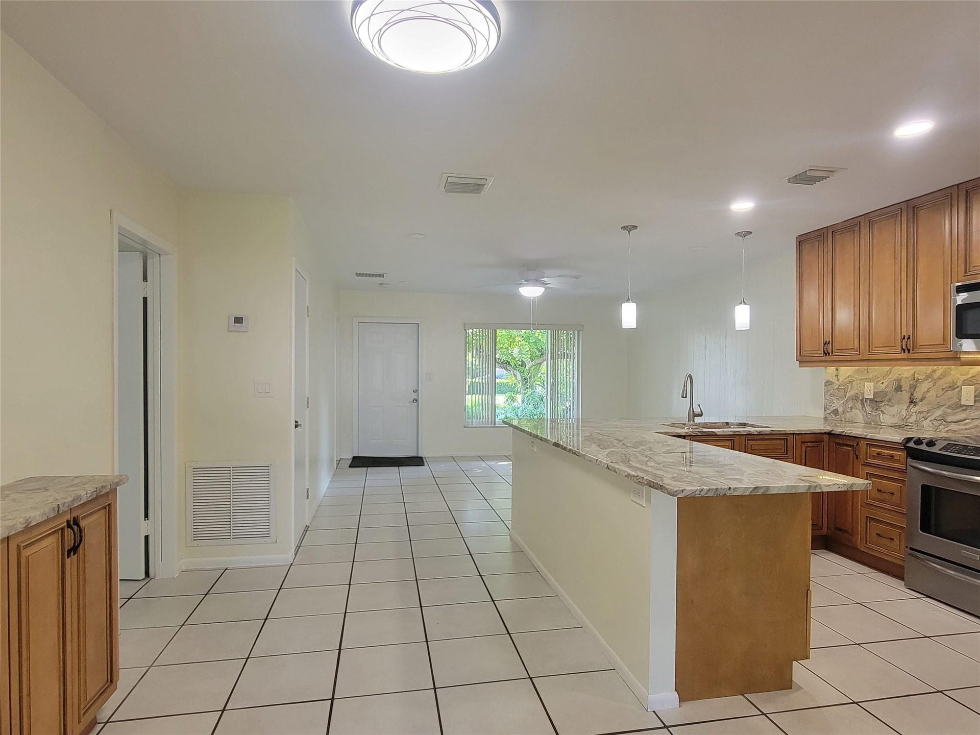 1601 SW 1 Terrace, #1, Pompano Beach, Pompano Beach, FL 33060 snack bar and living/dining