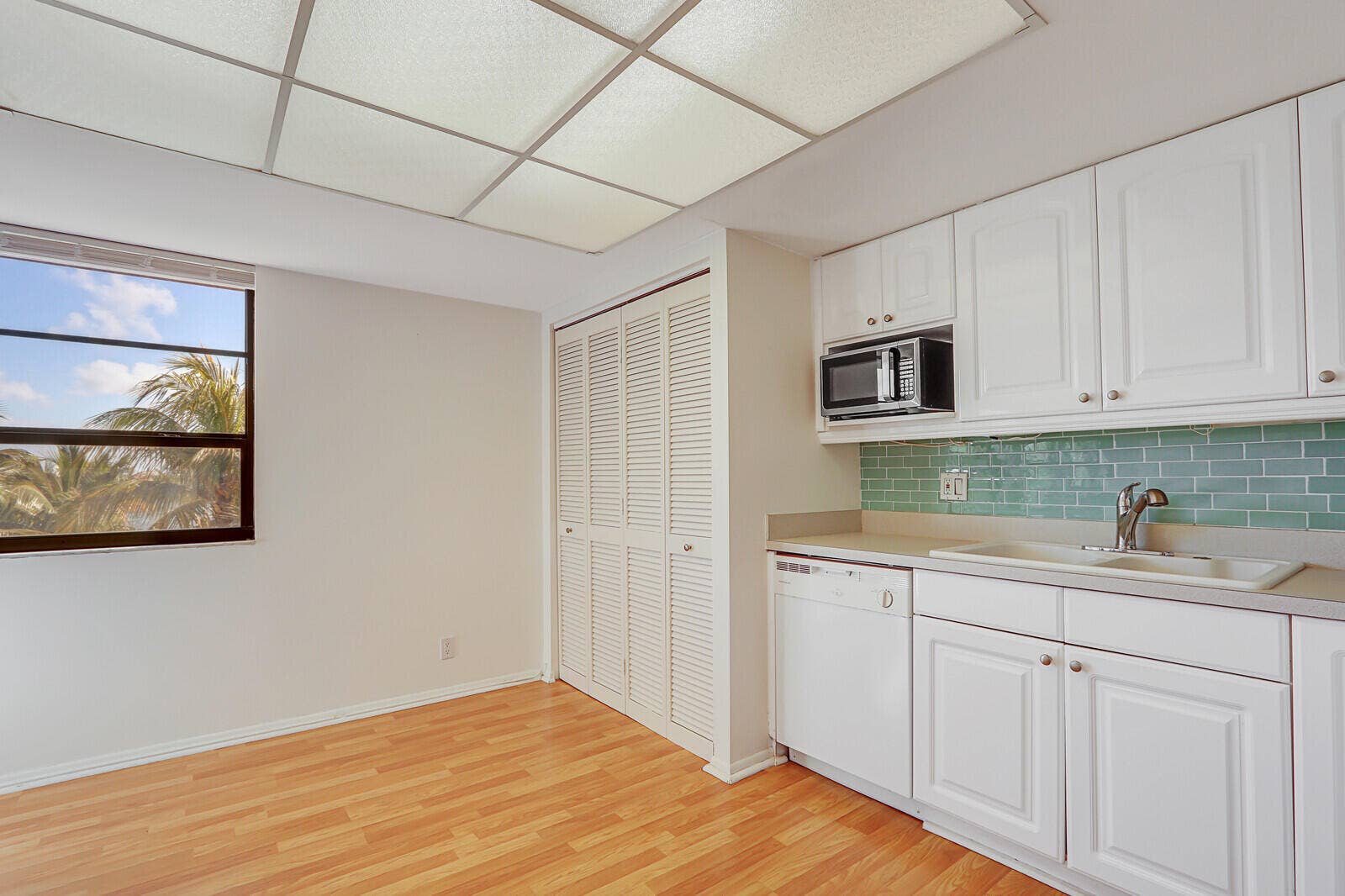 1036 US Highway 1, #224, North Palm Beach, North Palm Beach, FL 33408 Kitchen