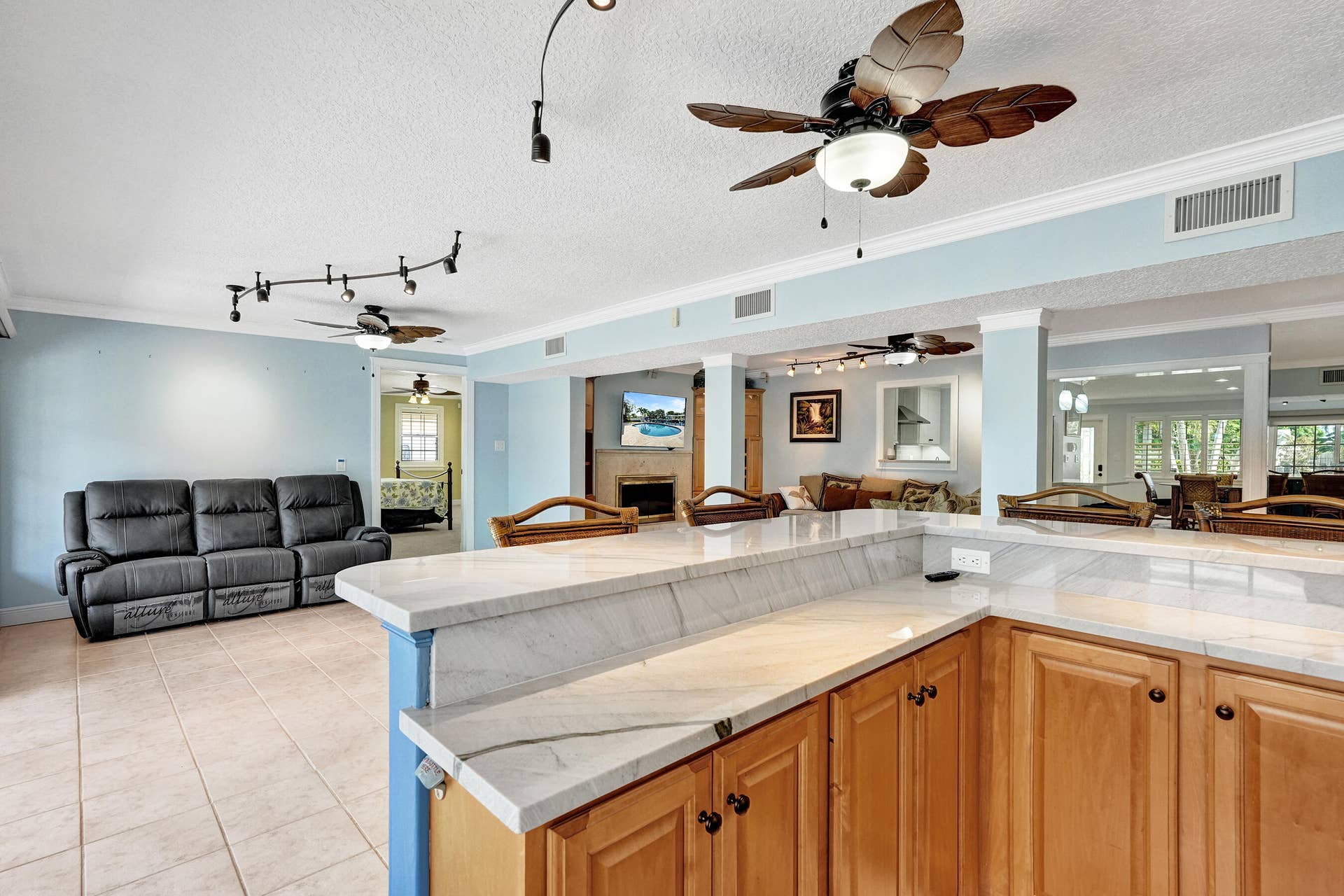 733 JACANA Way, North Palm Beach, FL 33408 Wet bar with quartzite countertops
