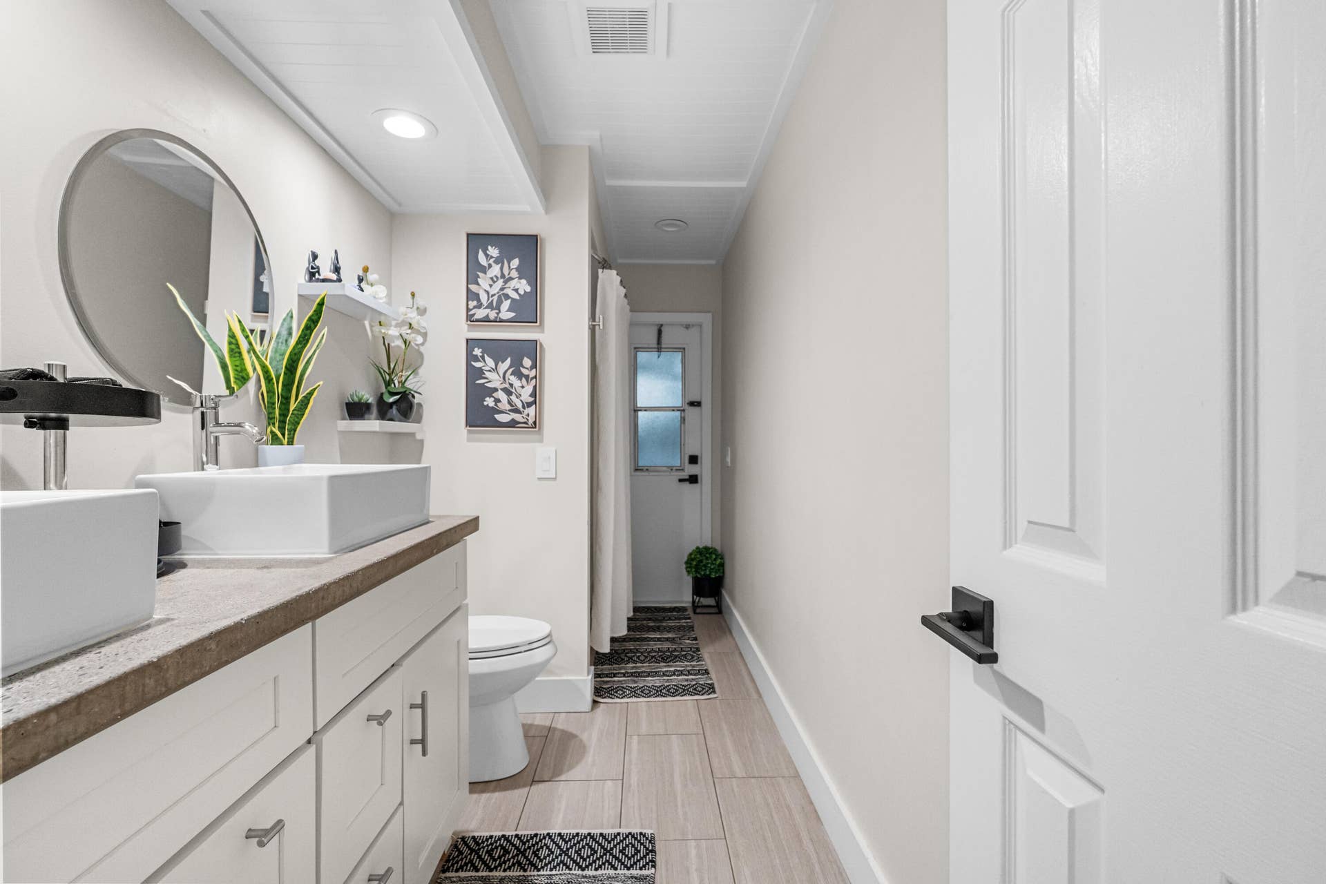 5145 NW 99TH Way, Coral Springs, FL 33076 Guest bathroom with access to covered patio.