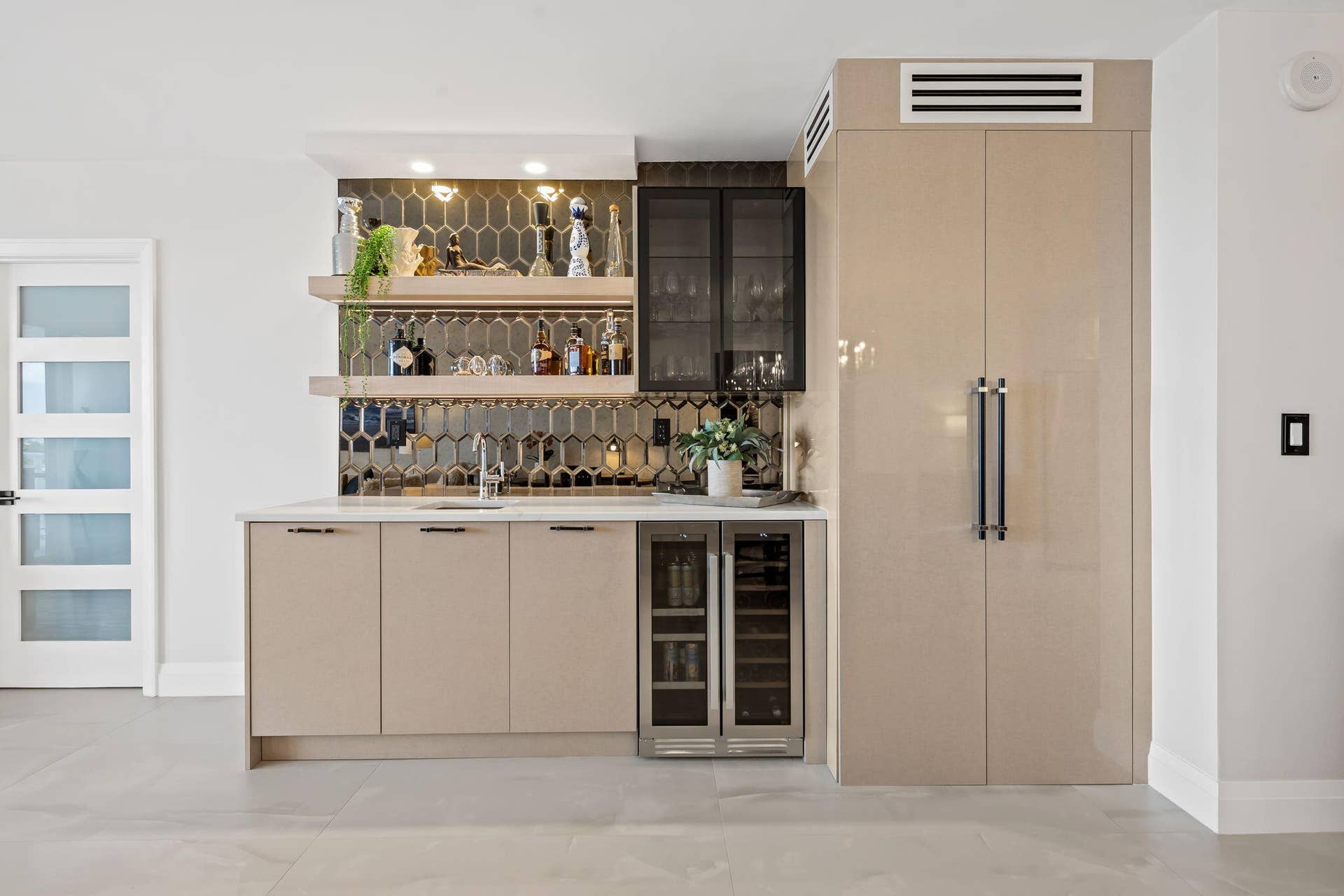511 BAYSHORE Drive, #603, Fort Lauderdale, Fort Lauderdale, FL 33304 Bar