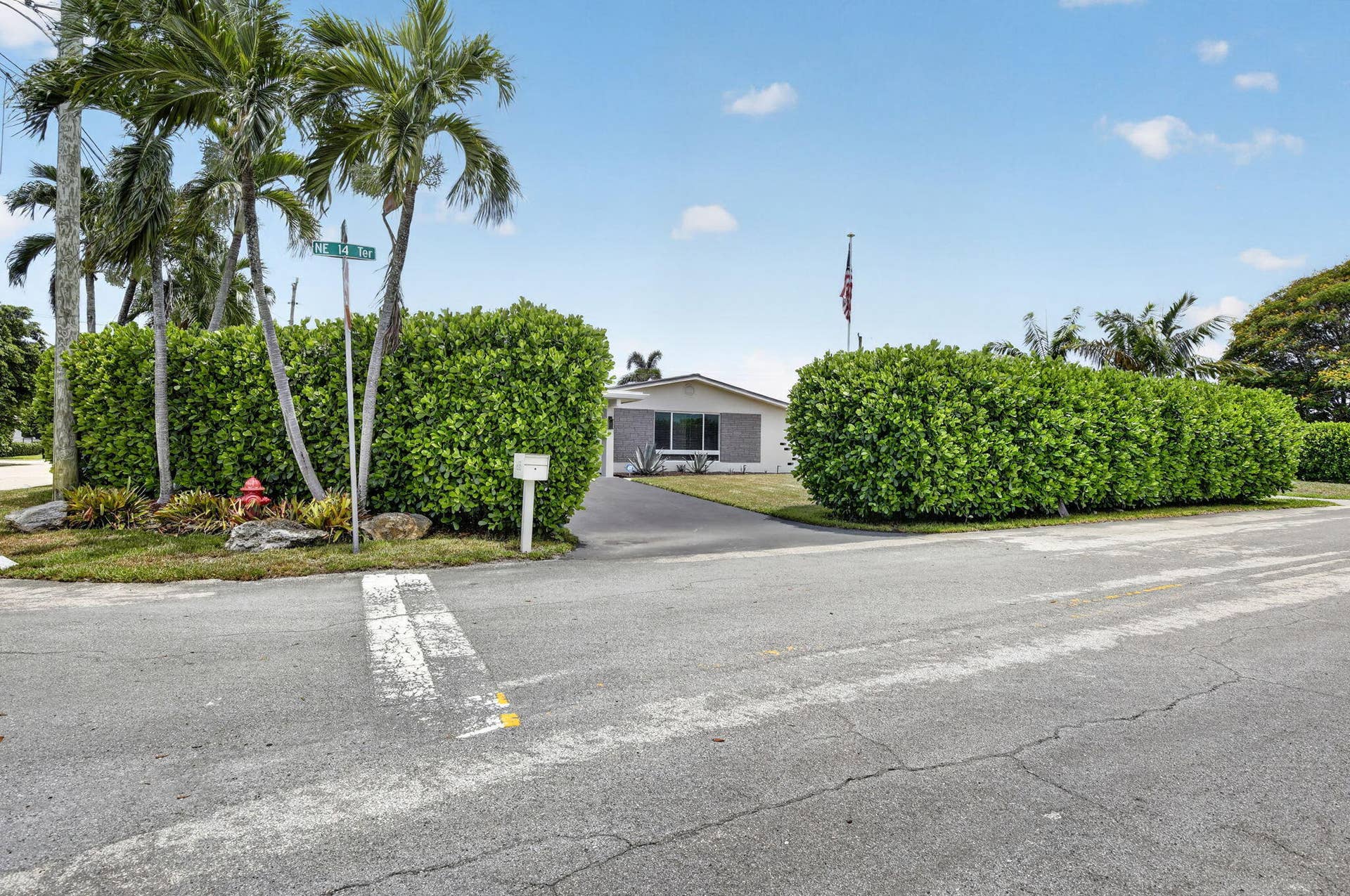 1608 NE 14TH Terrace, Fort Lauderdale, FL 33305 12 foot privacy hedge around property