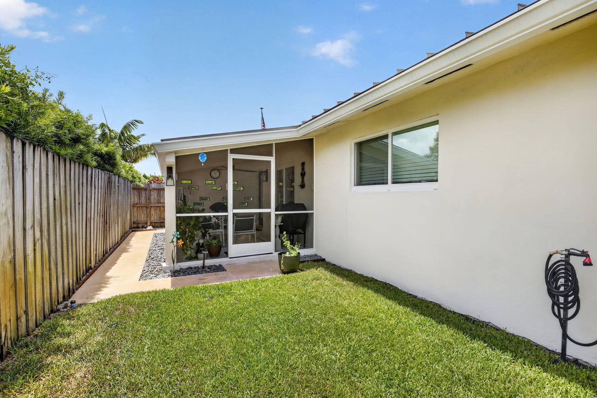 1608 NE 14TH Terrace, Fort Lauderdale, FL 33305 Side Yard