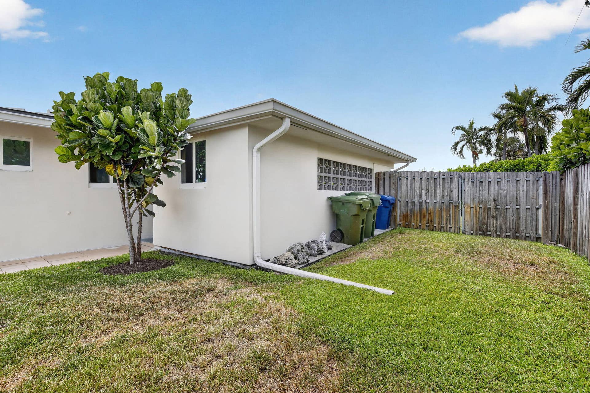 1608 NE 14TH Terrace, Fort Lauderdale, FL 33305 Side yard