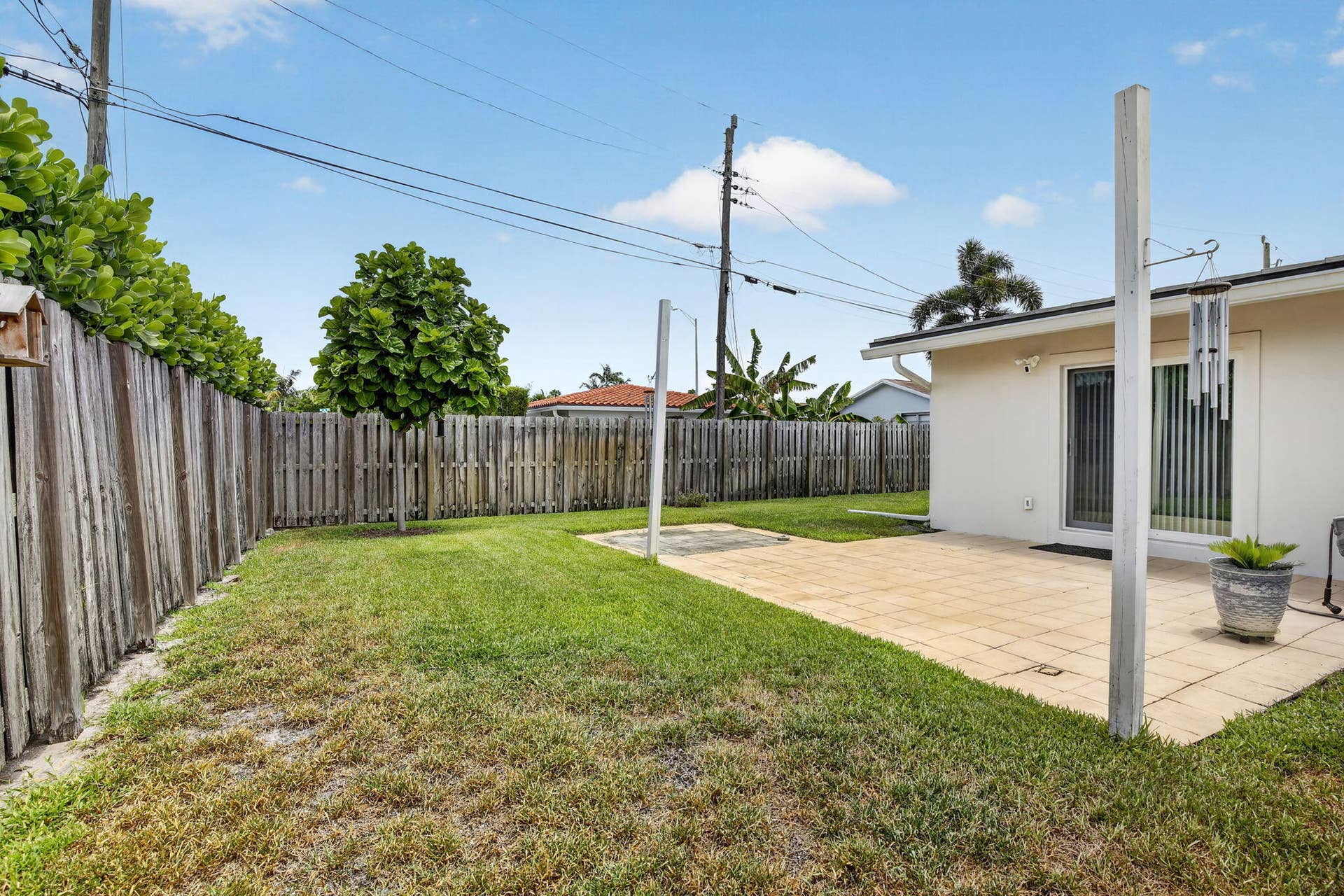 1608 NE 14TH Terrace, Fort Lauderdale, FL 33305 Side yard