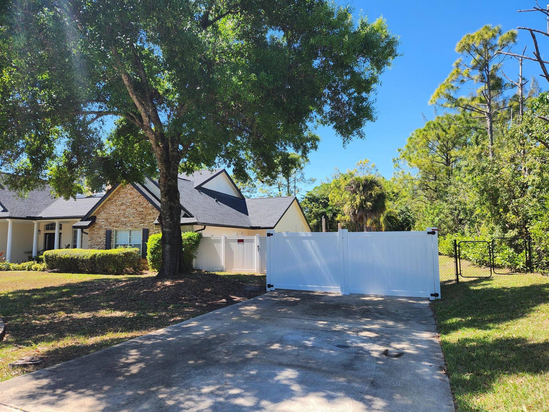 6303 Royal Palm Beach Boulevard, West Palm Beach, FL 33412 Side Driveway