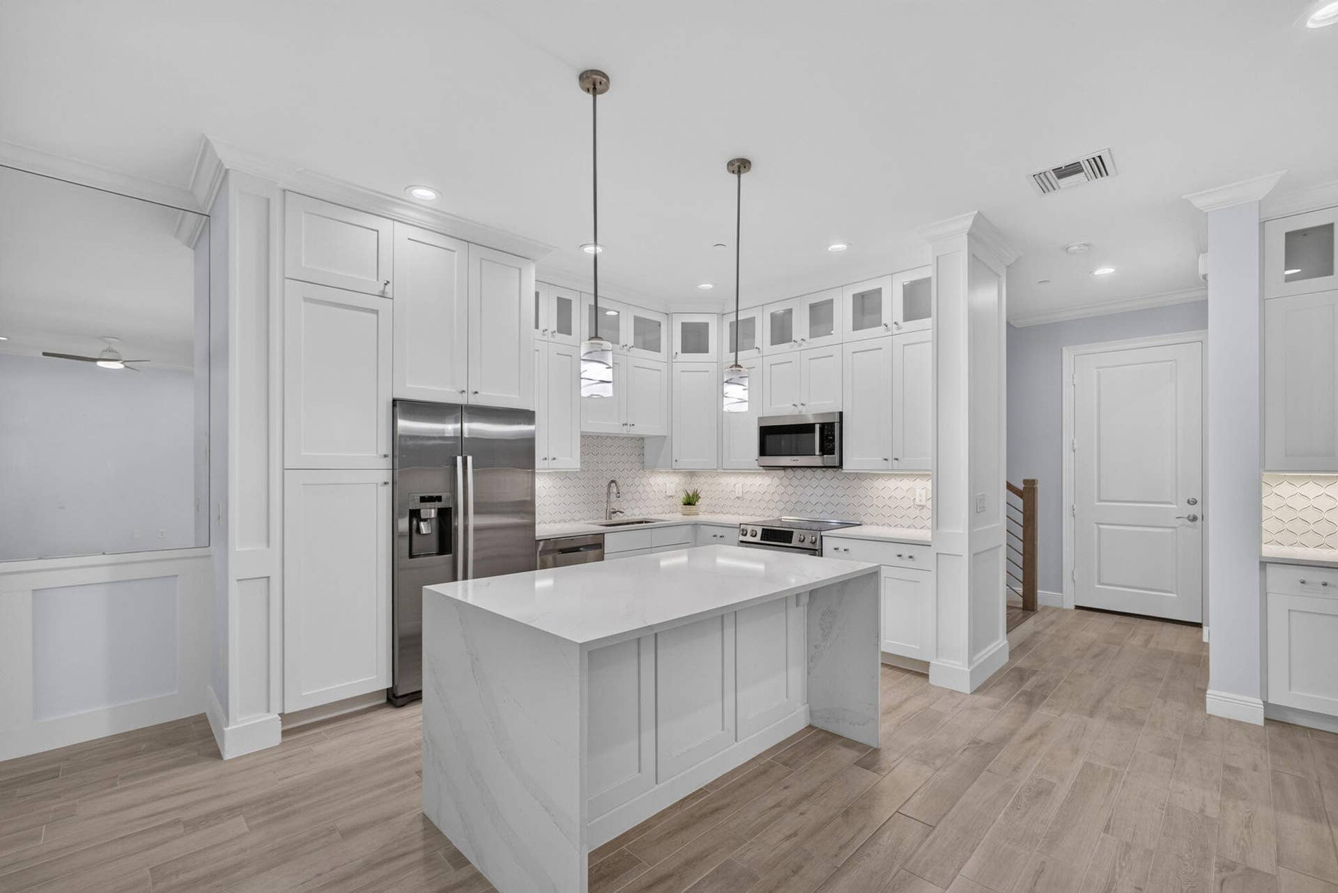 131 INLET WATERS Circle, Jupiter, FL 33477 KITCHEN ISLAND WITH WATERFALL COUNTERTOPS