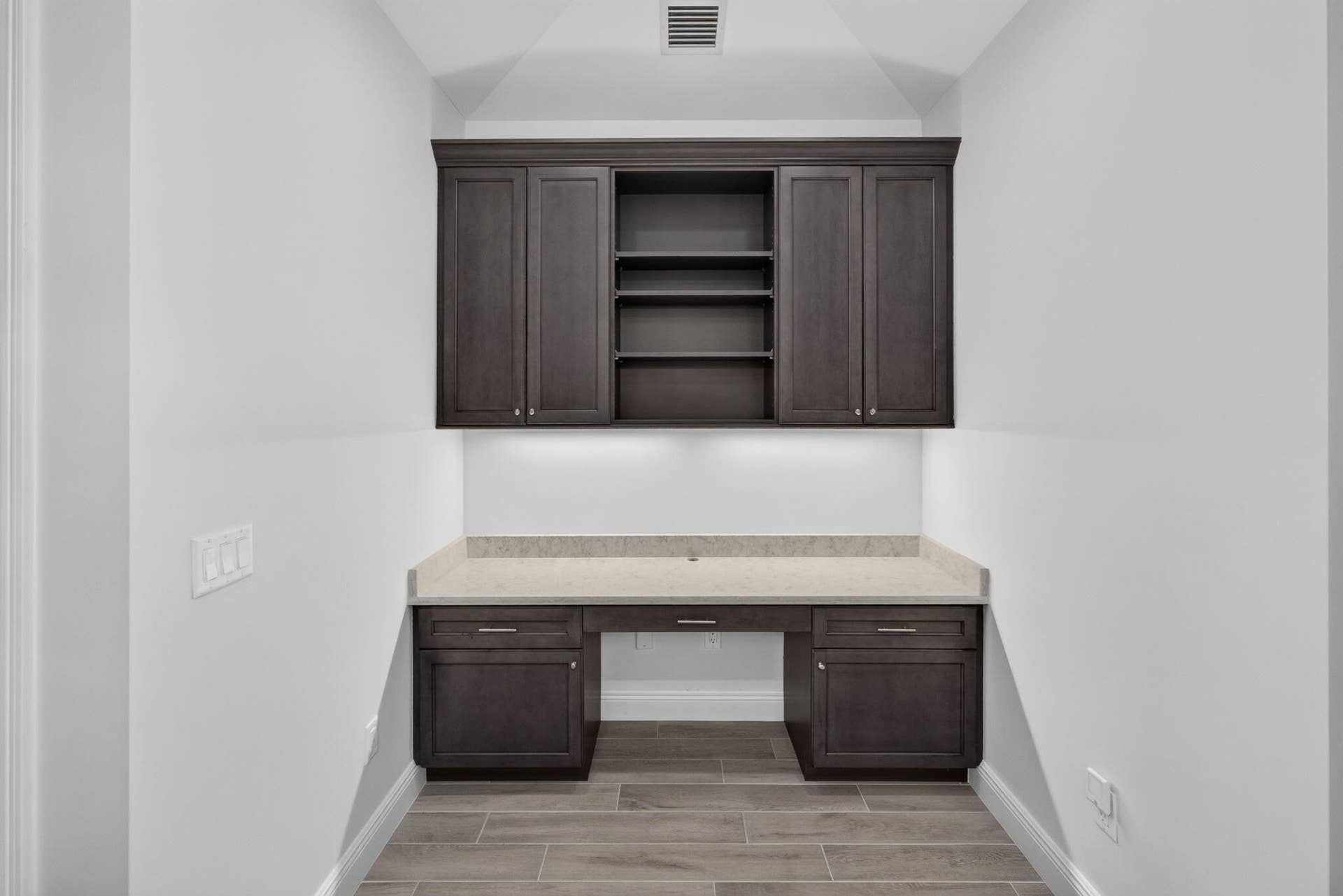 131 INLET WATERS Circle, Jupiter, FL 33477 BUILT-IN HOME OFFICE