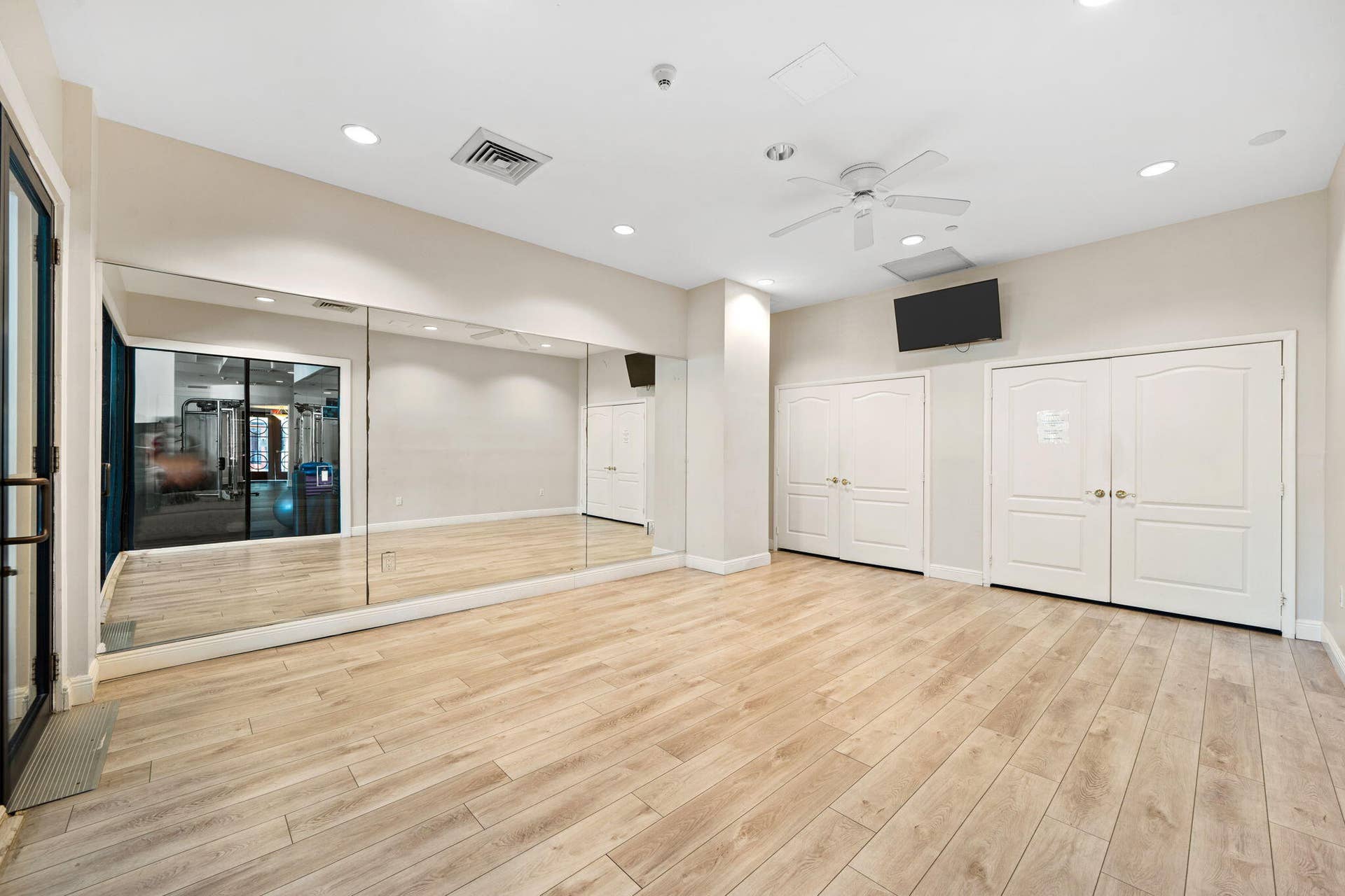 610 W Las Olas Boulevard, #115N, Fort Lauderdale, FL 33312 Dedicated studio for yoga, stretching & private fitness routines, featuring mirrored walls & wood flooring.