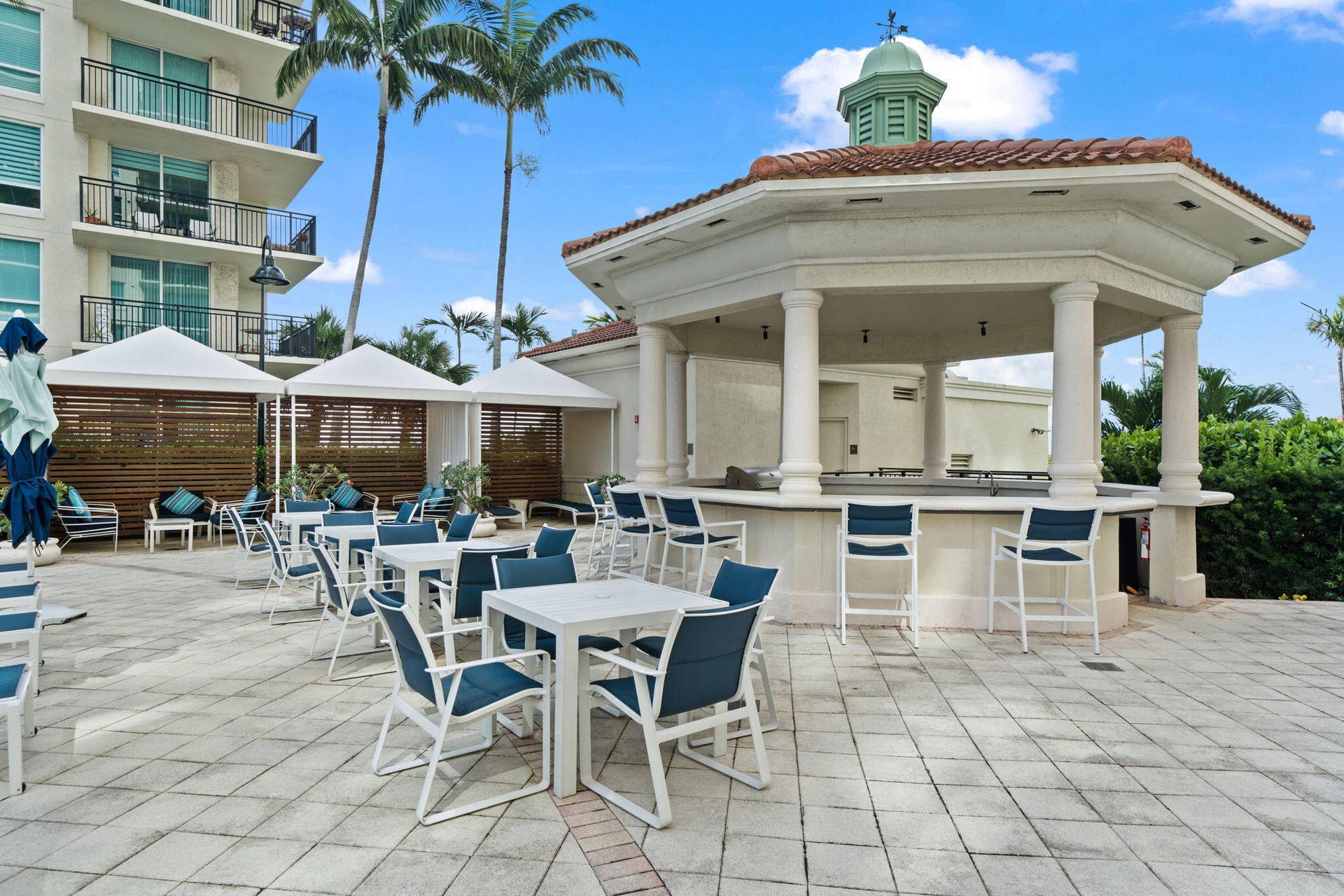 610 W Las Olas Boulevard, #115N, Fort Lauderdale, FL 33312 Outdoor kitchen & bar area with seating for poolside dining, entertaining & relaxation.