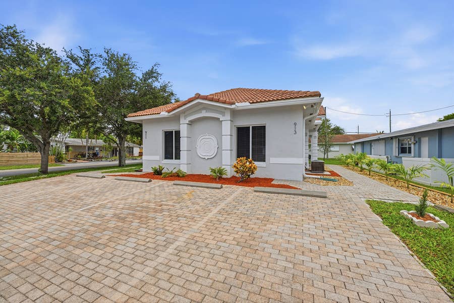 Property photo for 913 NE 12th Avenue, Pompano Beach, FL
