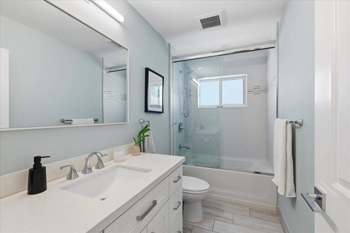 2210 NE 34TH Court, Lighthouse Point, FL 33064 guest bath