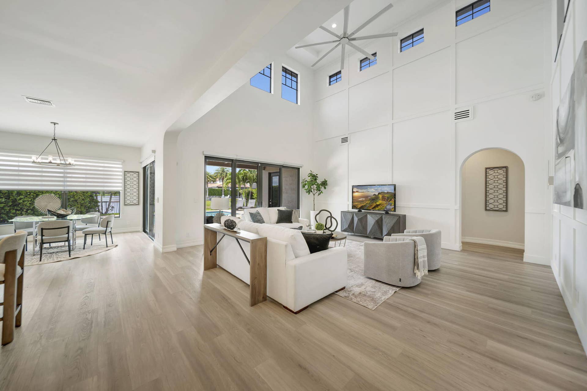 22' ceilings and lots of OPEN space for family entertaining