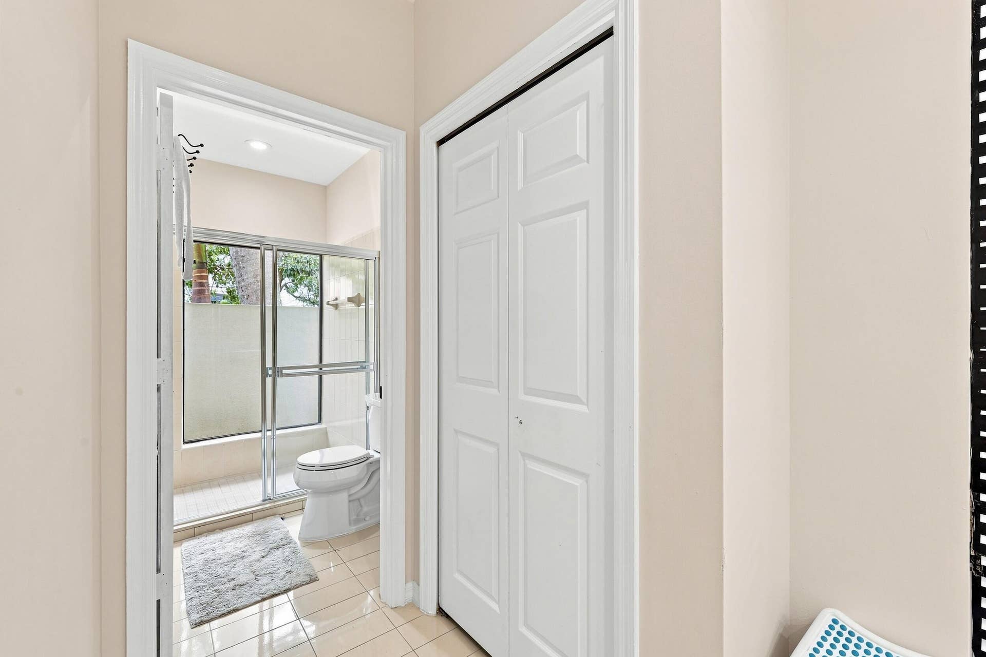 7082 Siena Court, Boca Raton, FL 33433 downstairs ensuite bathroom