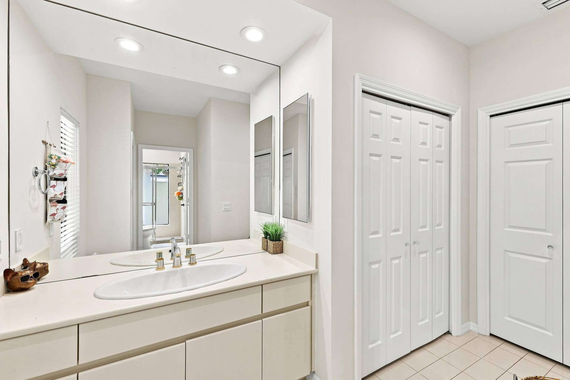 7082 Siena Court, Boca Raton, FL 33433 downstairs ensuite bathroom
