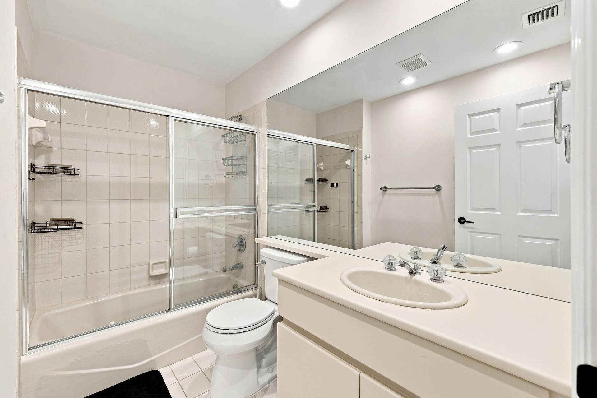 7082 Siena Court, Boca Raton, FL 33433 upstairs bathroom