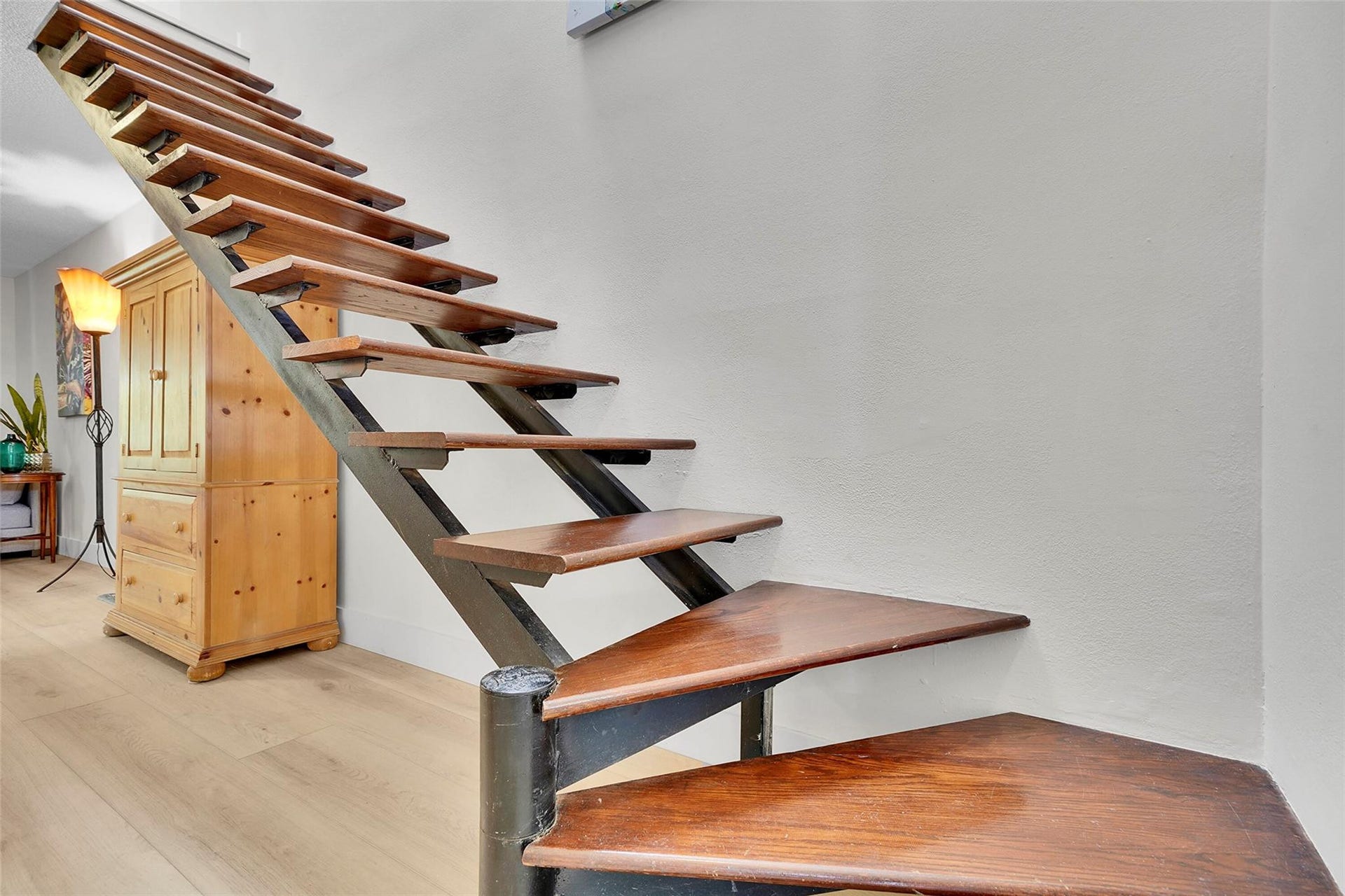670 Kensington Place, #5B, Wilton Manors, FL 33305 Architectural floating stair