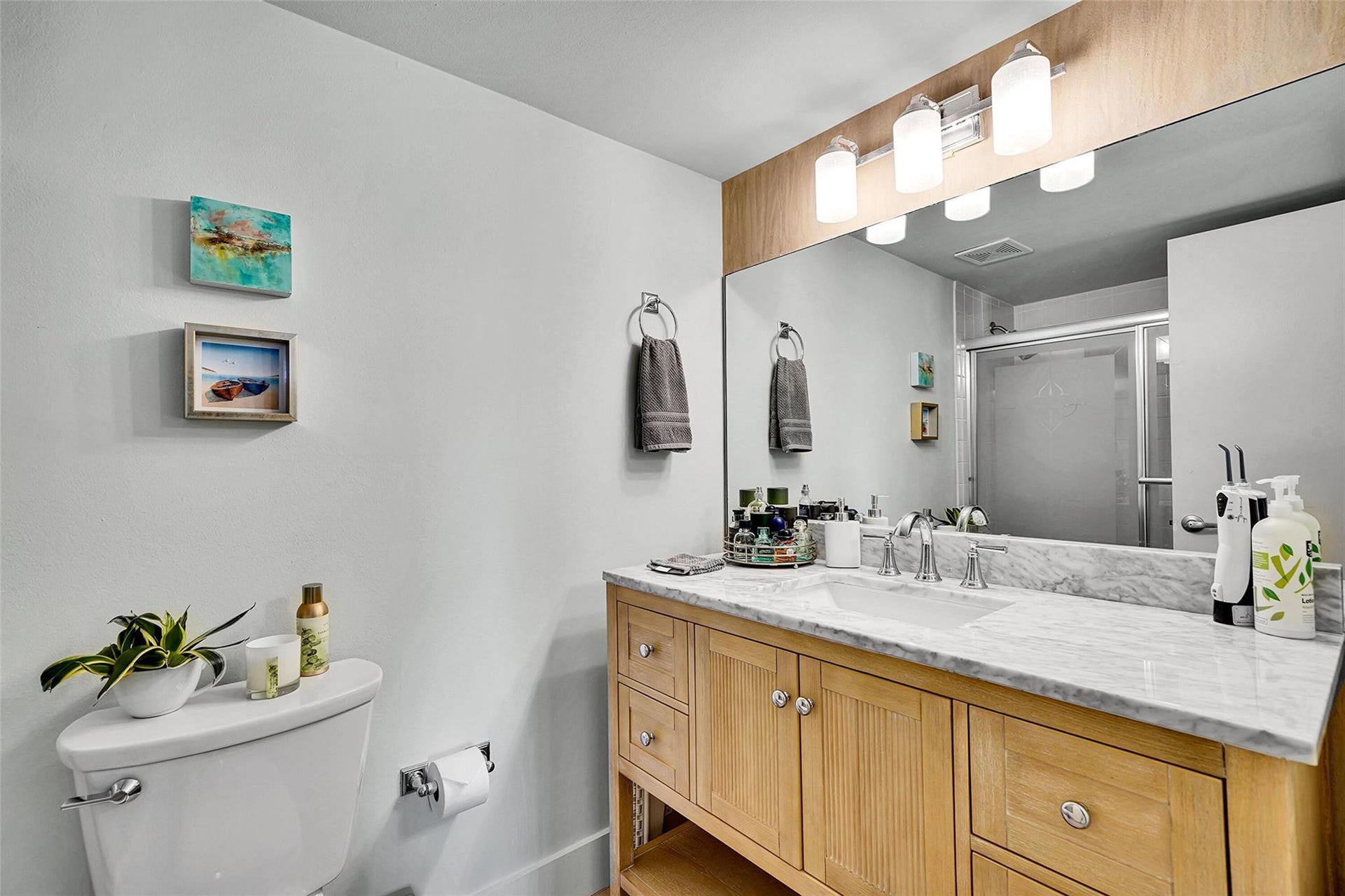 670 Kensington Place, #5B, Wilton Manors, FL 33305 Ensuite full bath