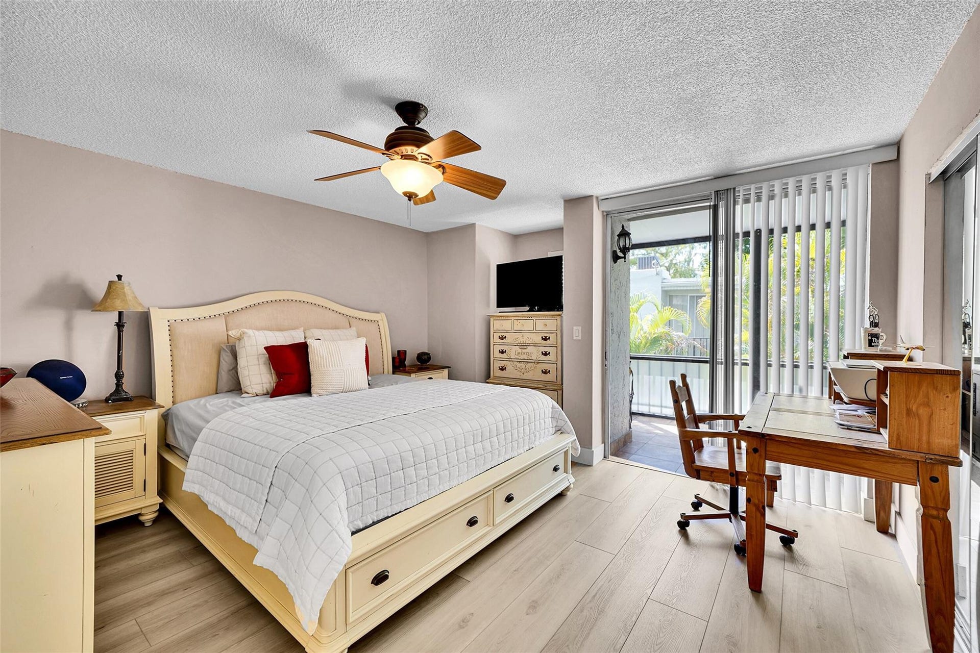 670 Kensington Place, #5B, Wilton Manors, FL 33305 Spacious primary with private screened balcony